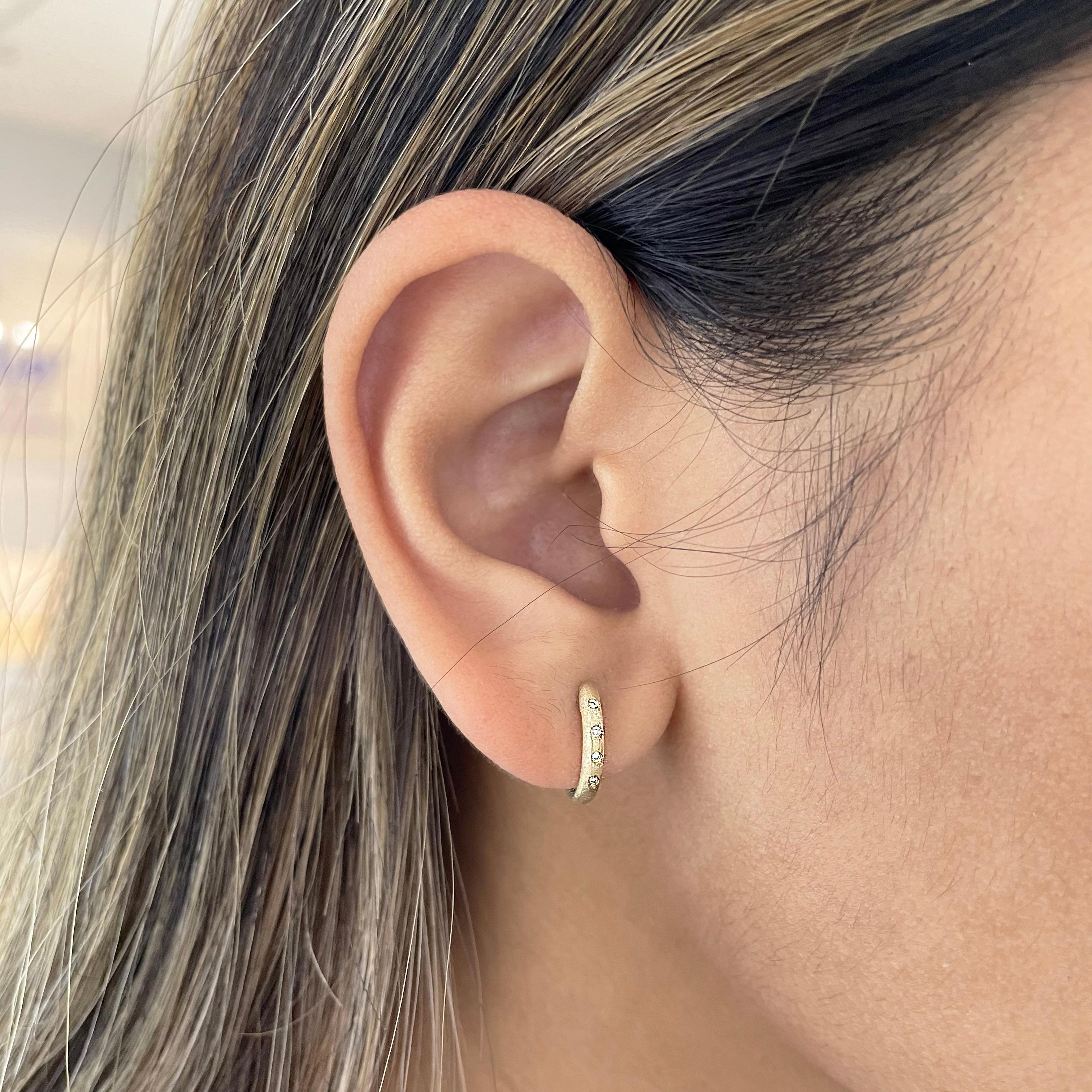 Boucles d'oreilles Huggie en or jaune 14 carats avec finition satinée et diamants de 0,02 carat Neuf - En vente à Austin, TX