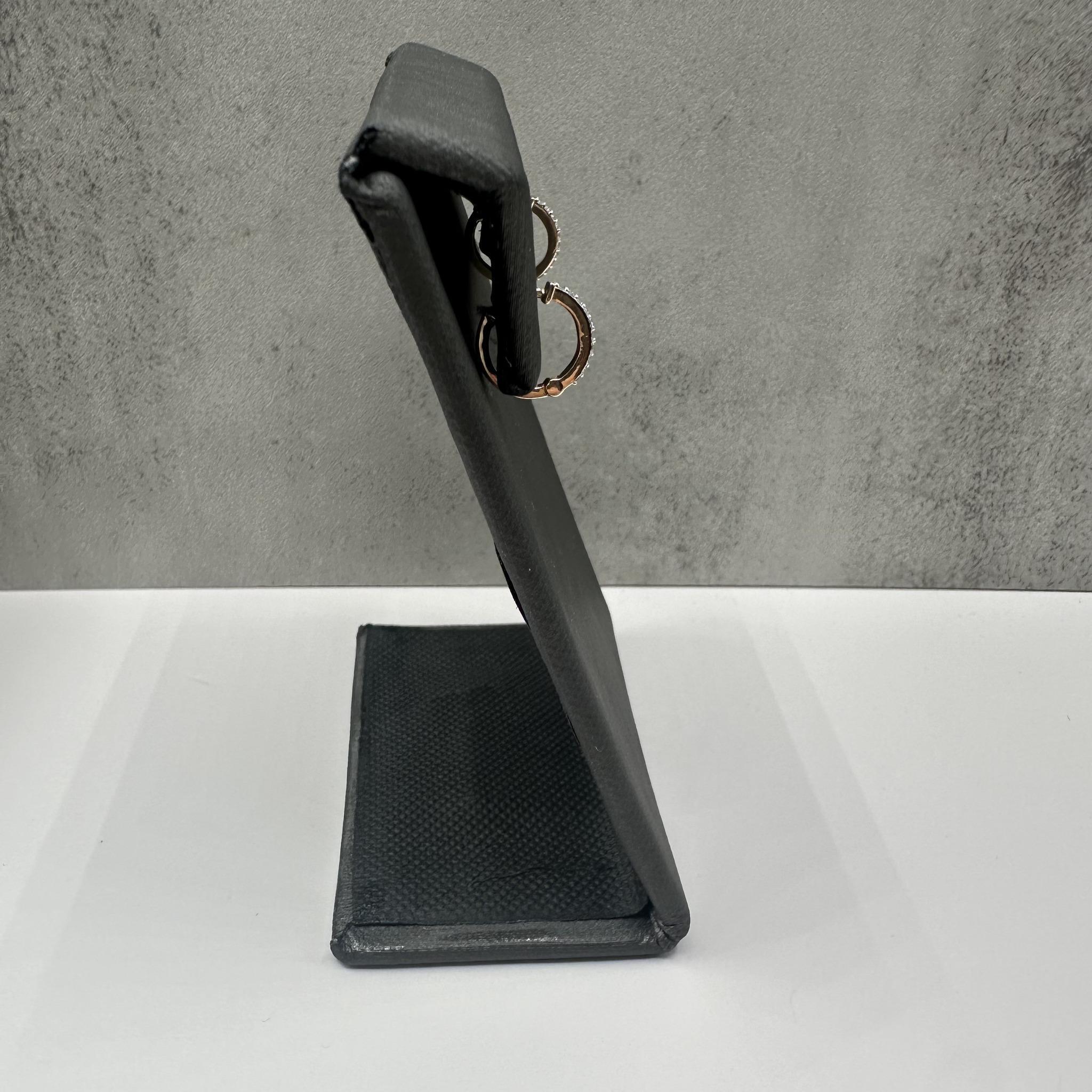 Taglio rotondo Orecchini Huggie con diamanti in oro giallo 14kt - 0,10ctw, 11,4mm, New in vendita