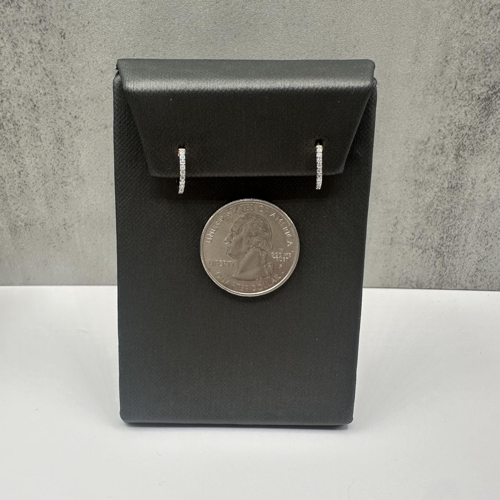 Orecchini Huggie con diamanti in oro giallo 14kt - 0,10ctw, 11,4mm, New In condizioni Nuovo in vendita a West Hempstead, NY