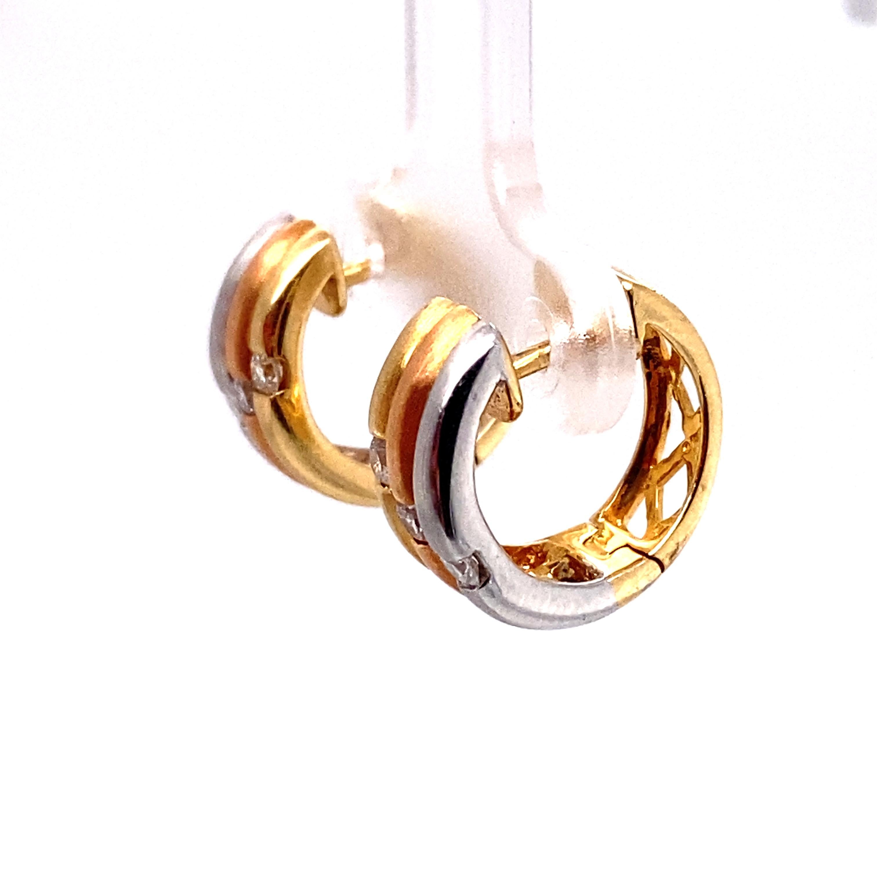 Diamant- Huggie-Ohrringe aus 14 Karat dreifarbigem Gold (Rundschliff) im Angebot