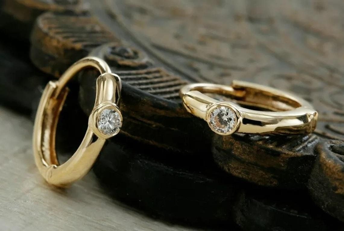 Orecchini a cerchio Huggie con diamanti Orecchini da lavoro in oro massiccio 14k Huggie con diamanti.
Leggero, può essere indossato tutti i giorni

Informazioni aggiuntive:
Condit: Nuovo con etichette: Un articolo nuovo di zecca, non usato e non