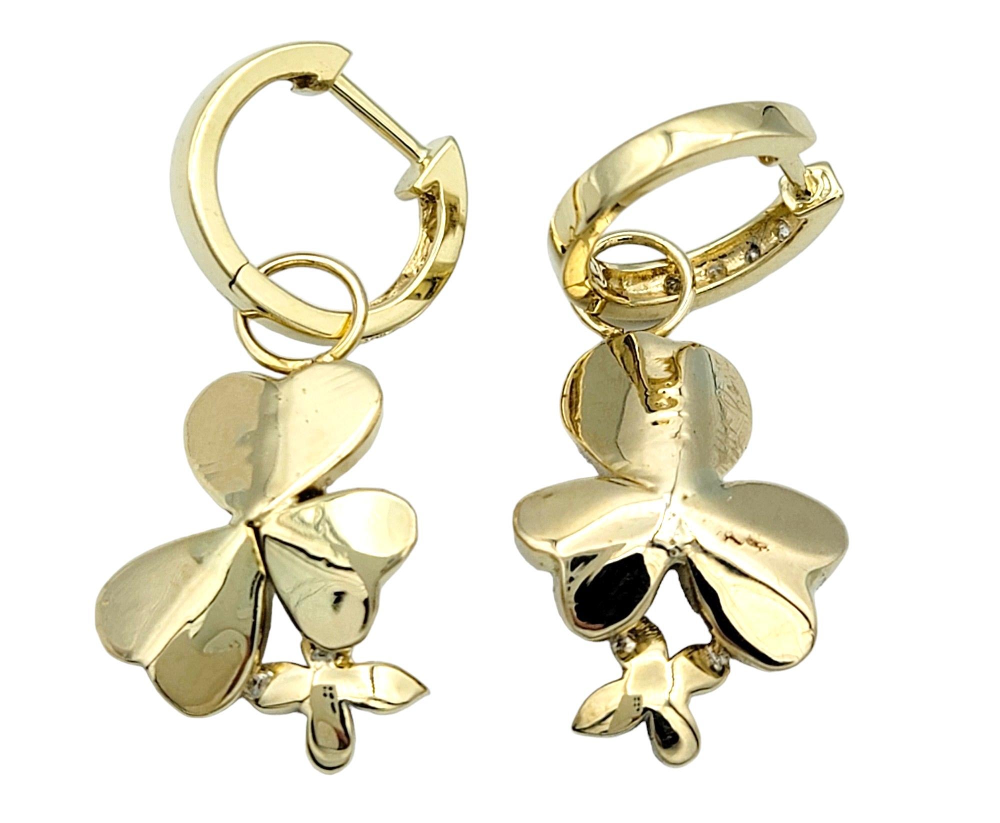 Créoles huggies avec fleurs et papillons en or jaune 14 carats en vente 1