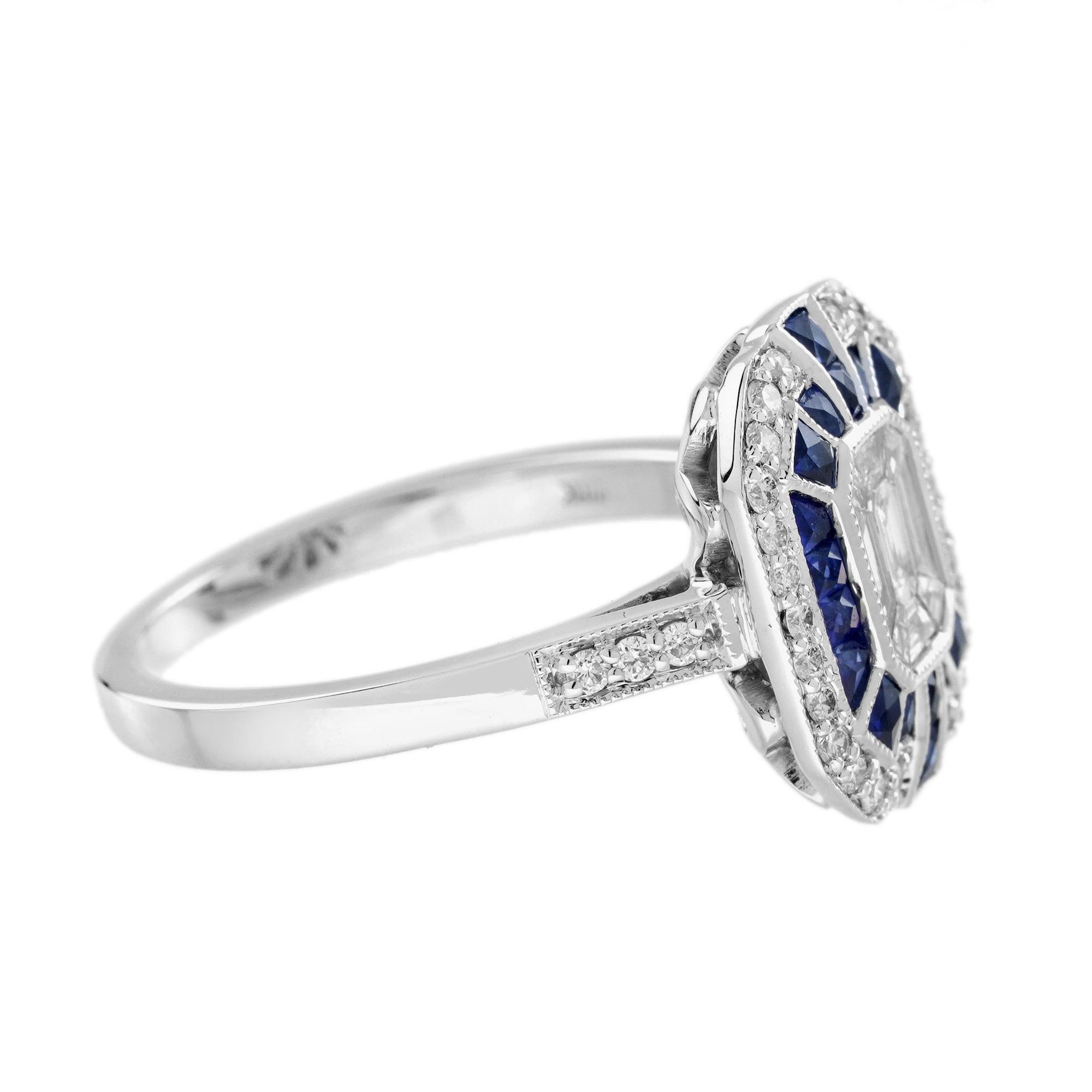 Este elegante anillo de oro blanco de 18 quilates de estilo Art Déco presenta un total de 9 diamantes engastados en engaste ilusión para formar un diamante de talla esmeralda. Hay 0,80 quilates de zafiros azules naturales de talla francesa y 32