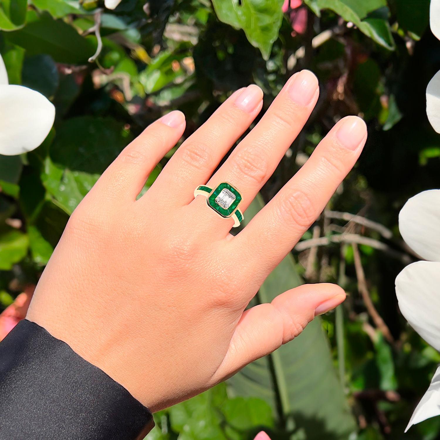 Contemporary Diamond Illusion Set Ring With Emeralds 1.85 Carats 18K Yellow Gold For Sale