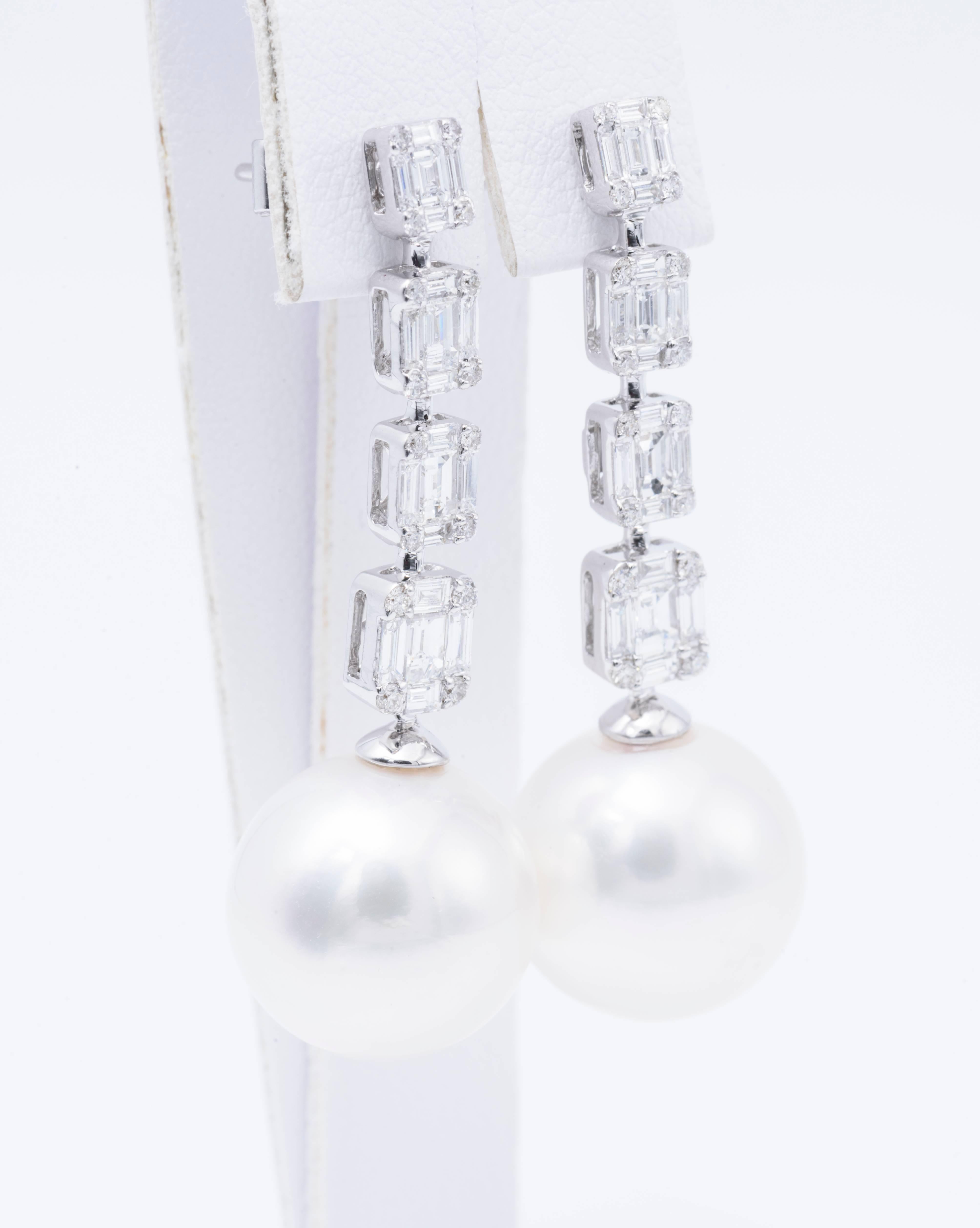 Orecchini a goccia con perle dei mari del sud e diamanti tondi e baguette per un peso di 1,50 carati in oro bianco 18 carati. 
Le perle misurano 13-14 MM
