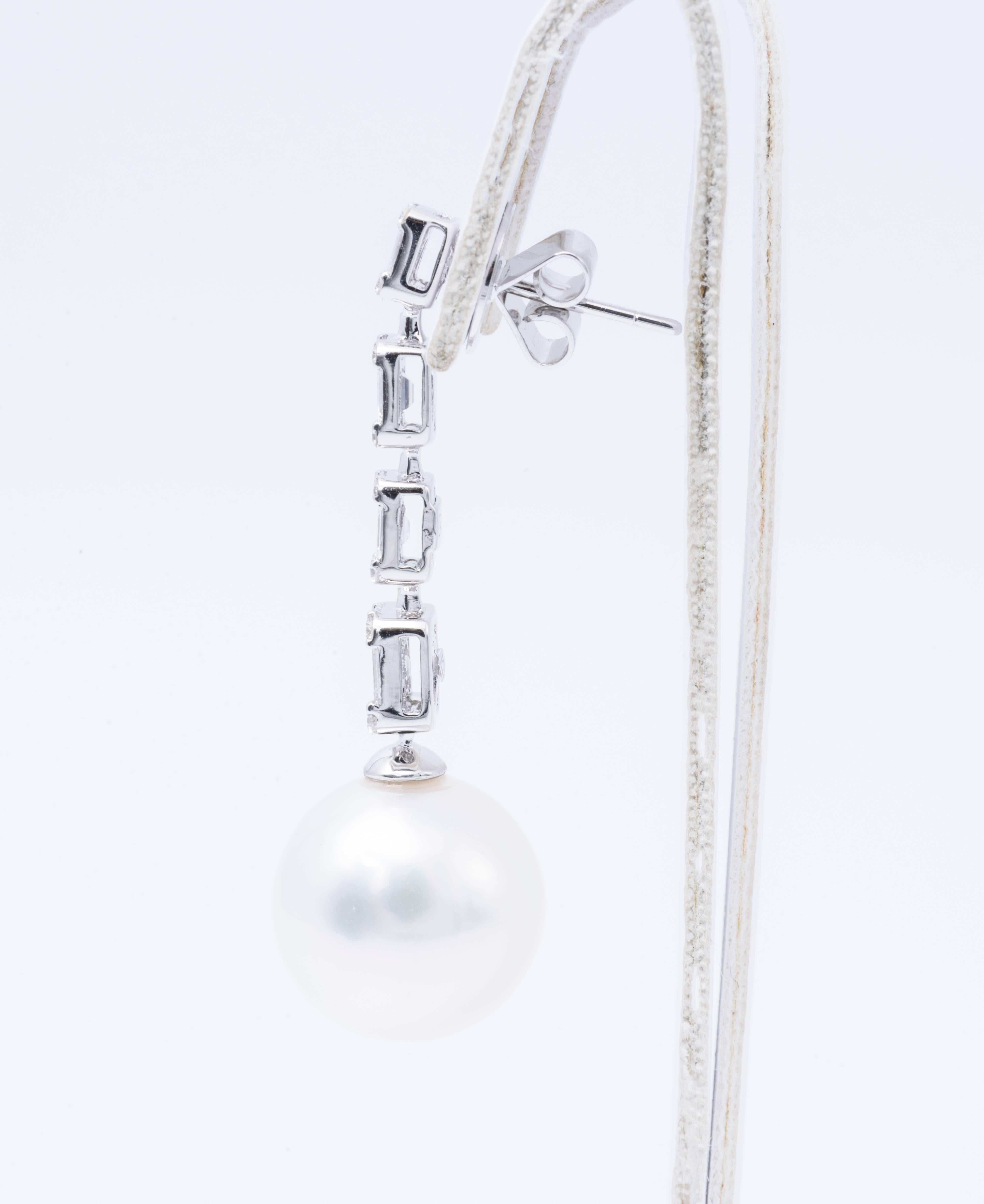 Contemporaneo Orecchini a goccia di perle dei mari del sud con illusione di diamanti 1,50 carati in oro 18KT 13-14 MM in vendita
