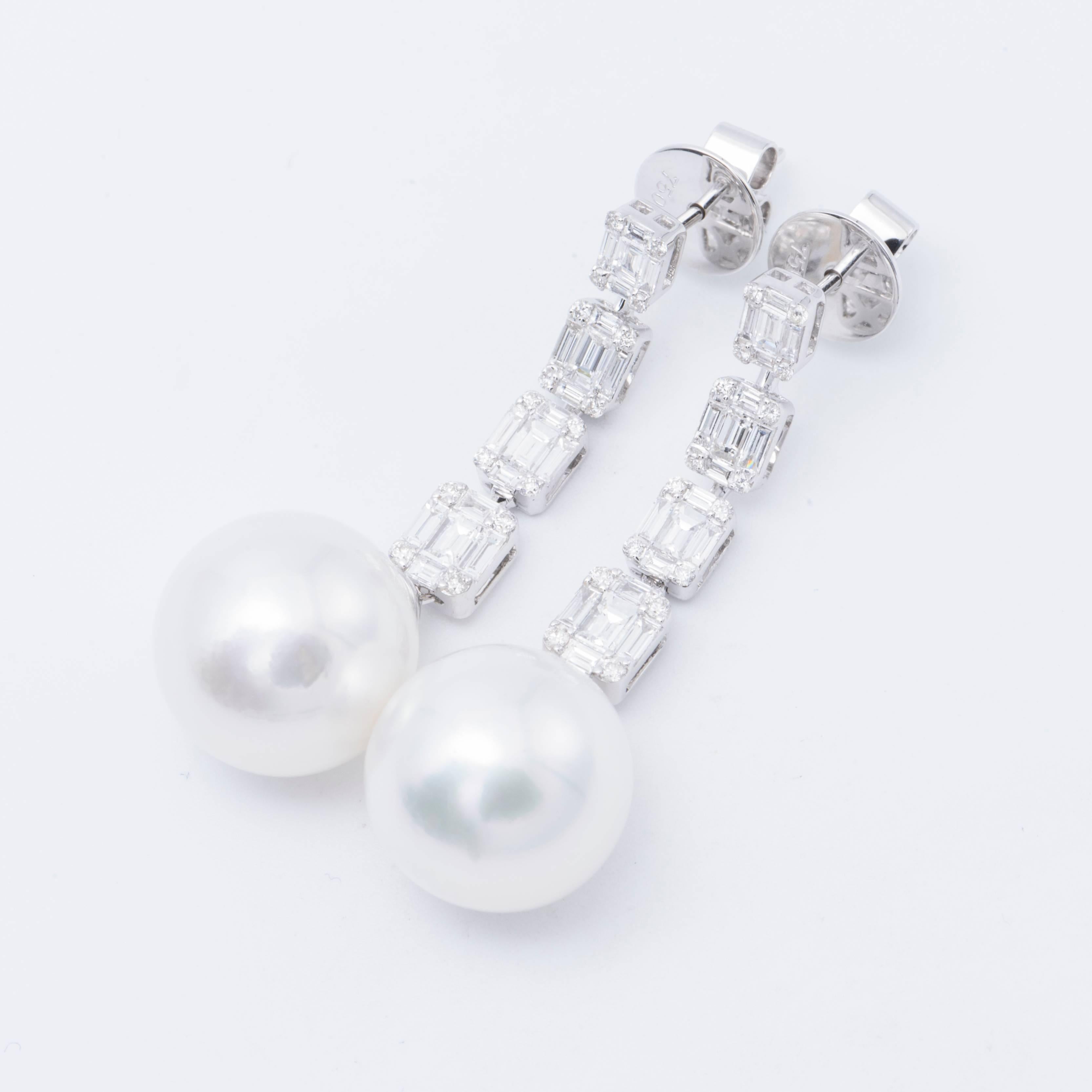 Taglio baguette Orecchini a goccia di perle dei mari del sud con illusione di diamanti 1,50 carati in oro 18KT 13-14 MM in vendita