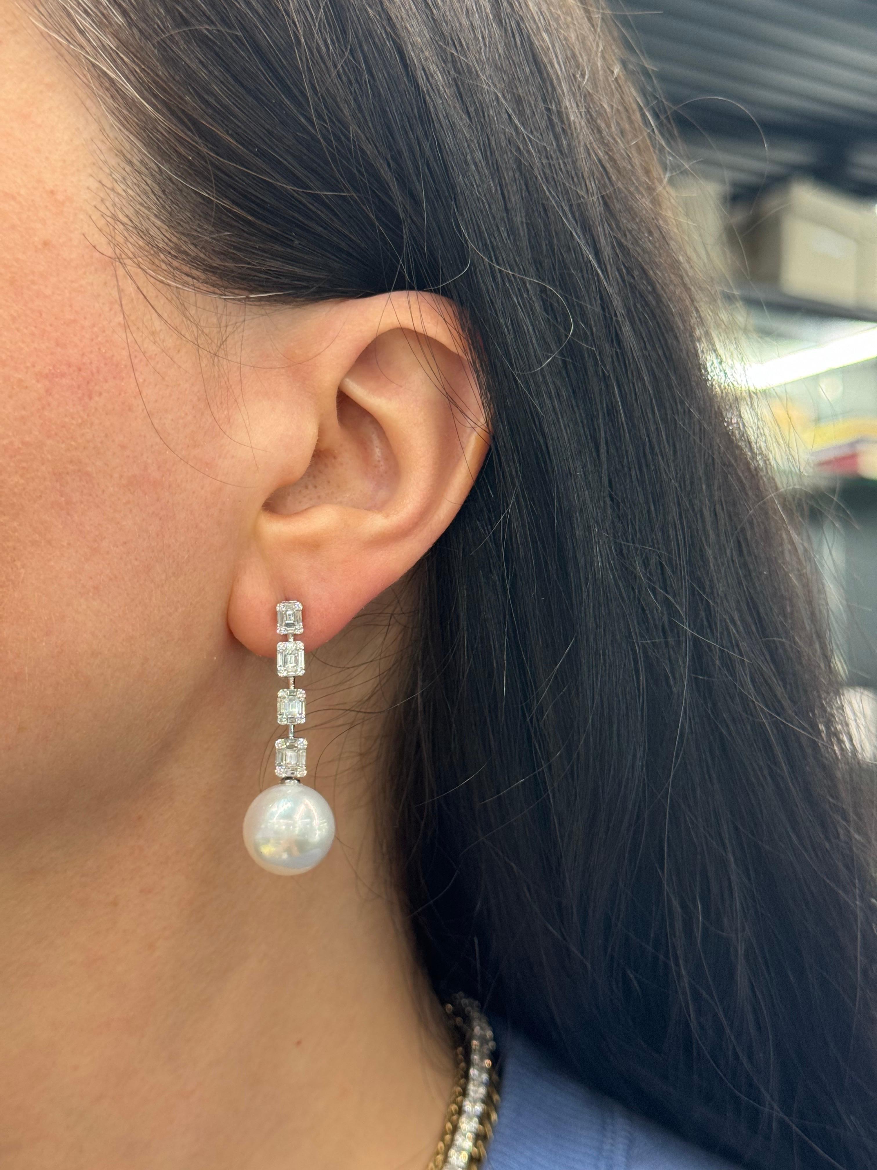 Orecchini a goccia di perle dei mari del sud con illusione di diamanti 1,50 carati in oro 18KT 13-14 MM in vendita 1