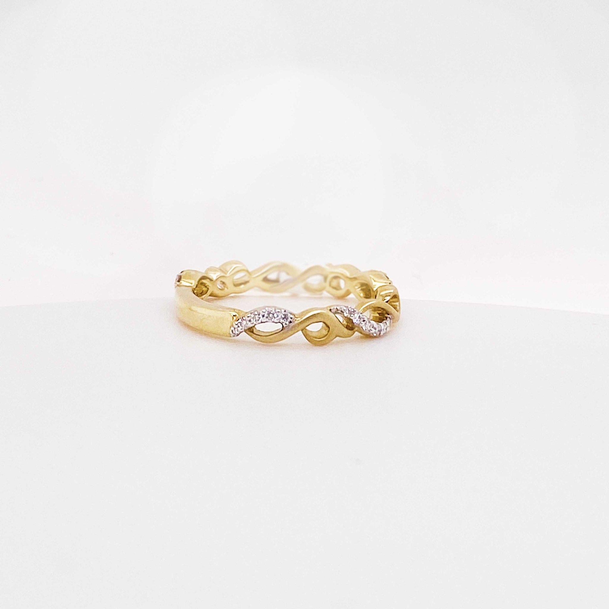 Bracelet mode infini en diamant ! Ce bracelet en diamants présente un motif d'infini symbolisant l'amour éternel. Cet anneau en diamant serait l'anneau de mariage le plus parfait ou un ajout à toute collection d'anneaux empilables ! 

Qualité du