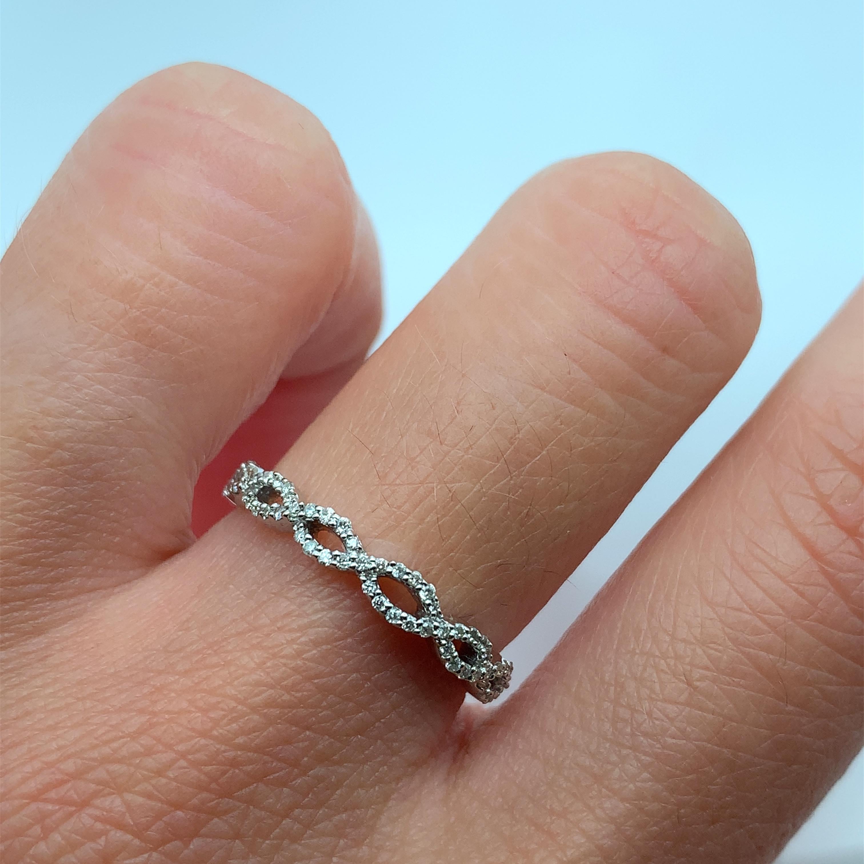 This beautiful 0.40ct diamond ring features an infinity twist design, making it perfect for weddings and engagements. The ring is made of 9ct white gold and has a white/colourless main stone. The round-shaped diamond is 0.40ct and is naturally