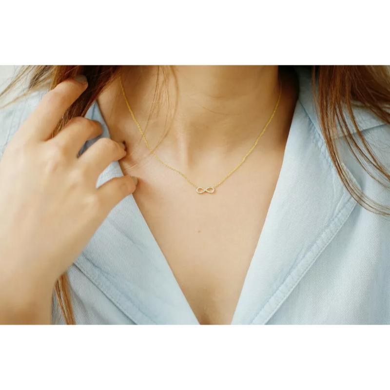Taille ronde Collier pendentif Symbole de l'infini en or massif 14 carats avec diamants en vente