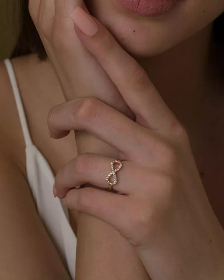 Taglio rotondo Anello Infinity con diamante Anello di fidanzamento in oro massiccio 14k in vendita