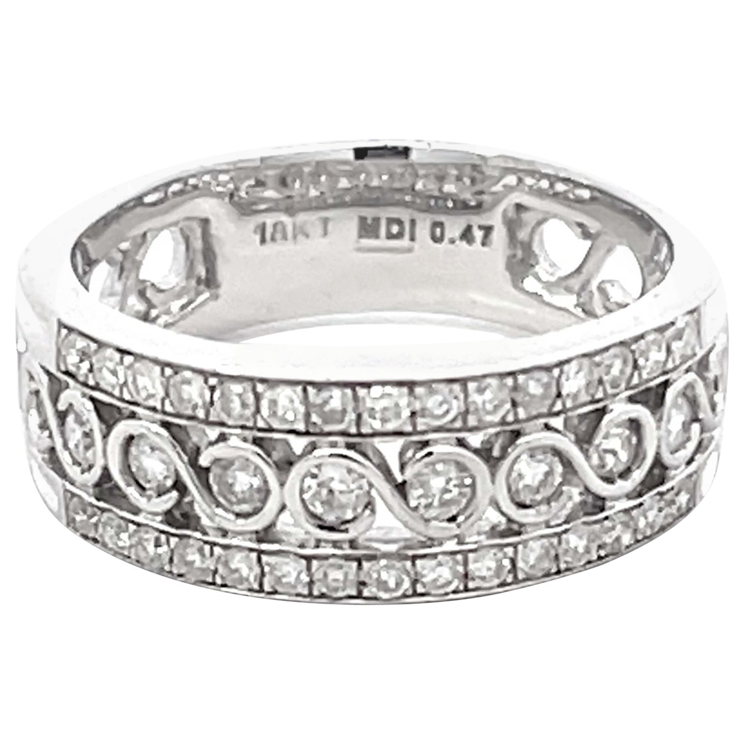 Anillo de oro blanco de 18 quilates con banda ancha central de remolino infinito de diamantes