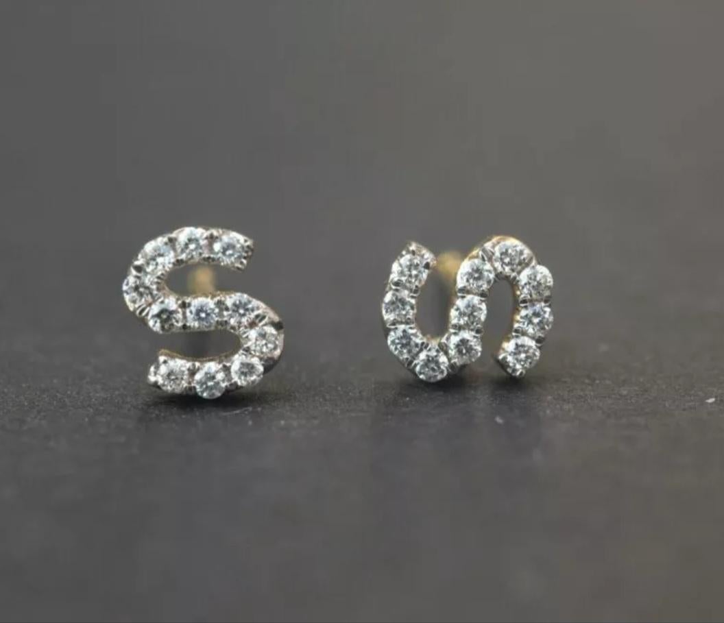 Diamond Initial Ohrring 14k Solid Gold Initial personalisierte Ohrring Ohrstecker Schmuck (Art déco) im Angebot