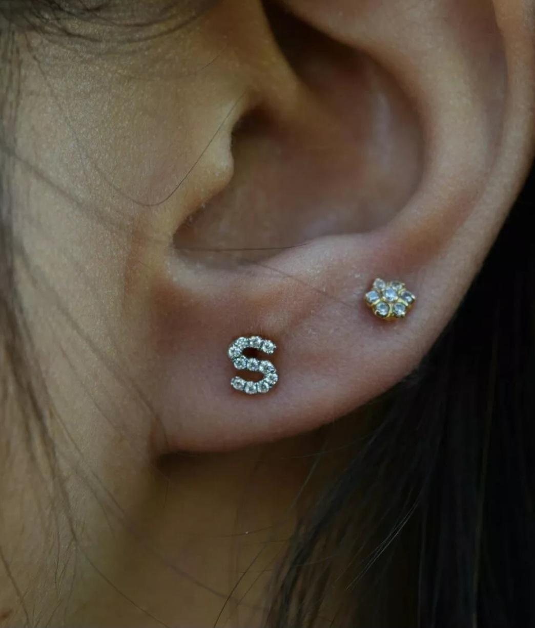 Diamond Initial Ohrring 14k Solid Gold Initial personalisierte Ohrring Ohrstecker Schmuck im Angebot 1