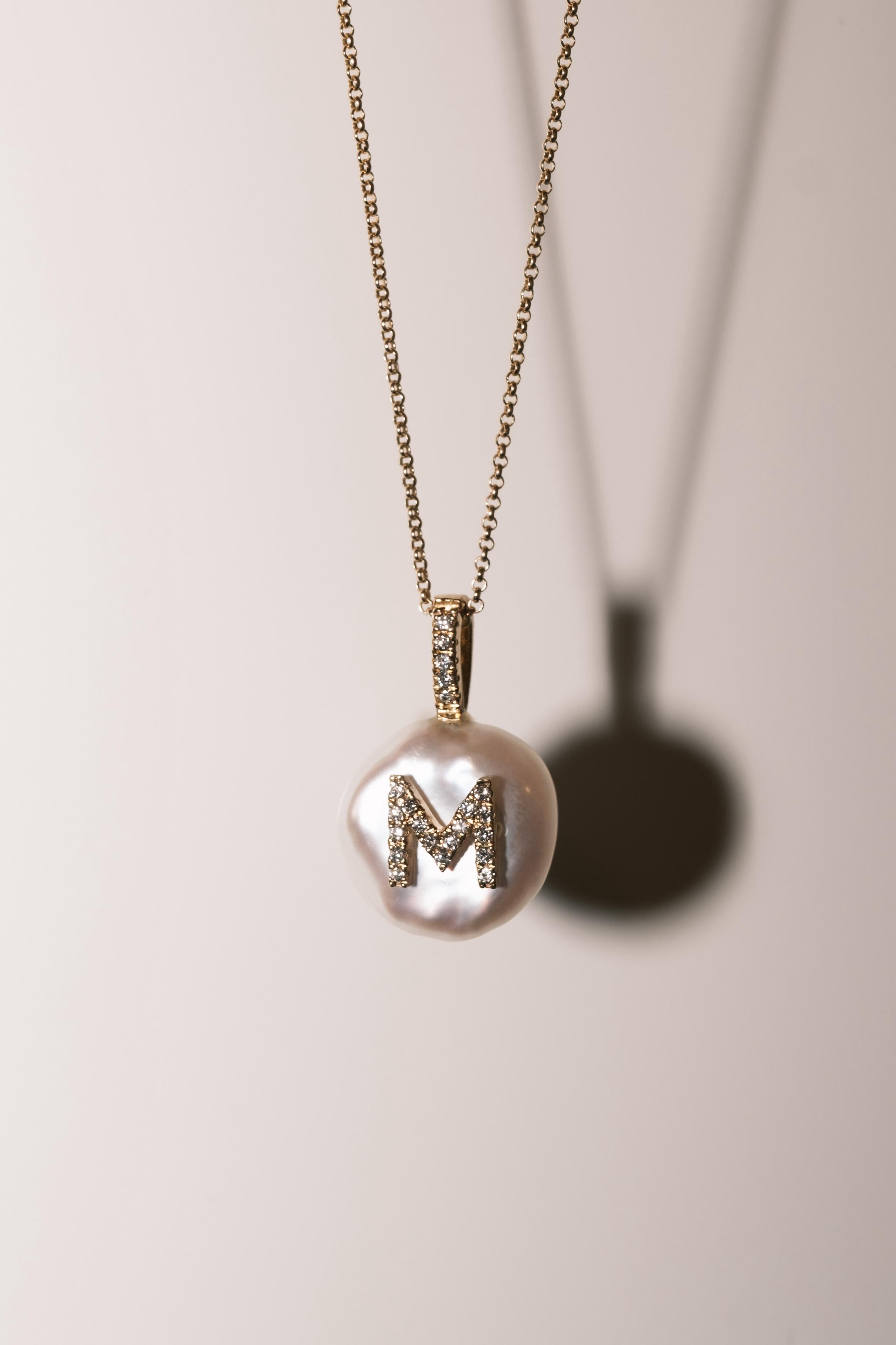 Collier de perles initiales lettre M, diamants naturels 18 carats, chaîne de 17 pouces Unisexe en vente