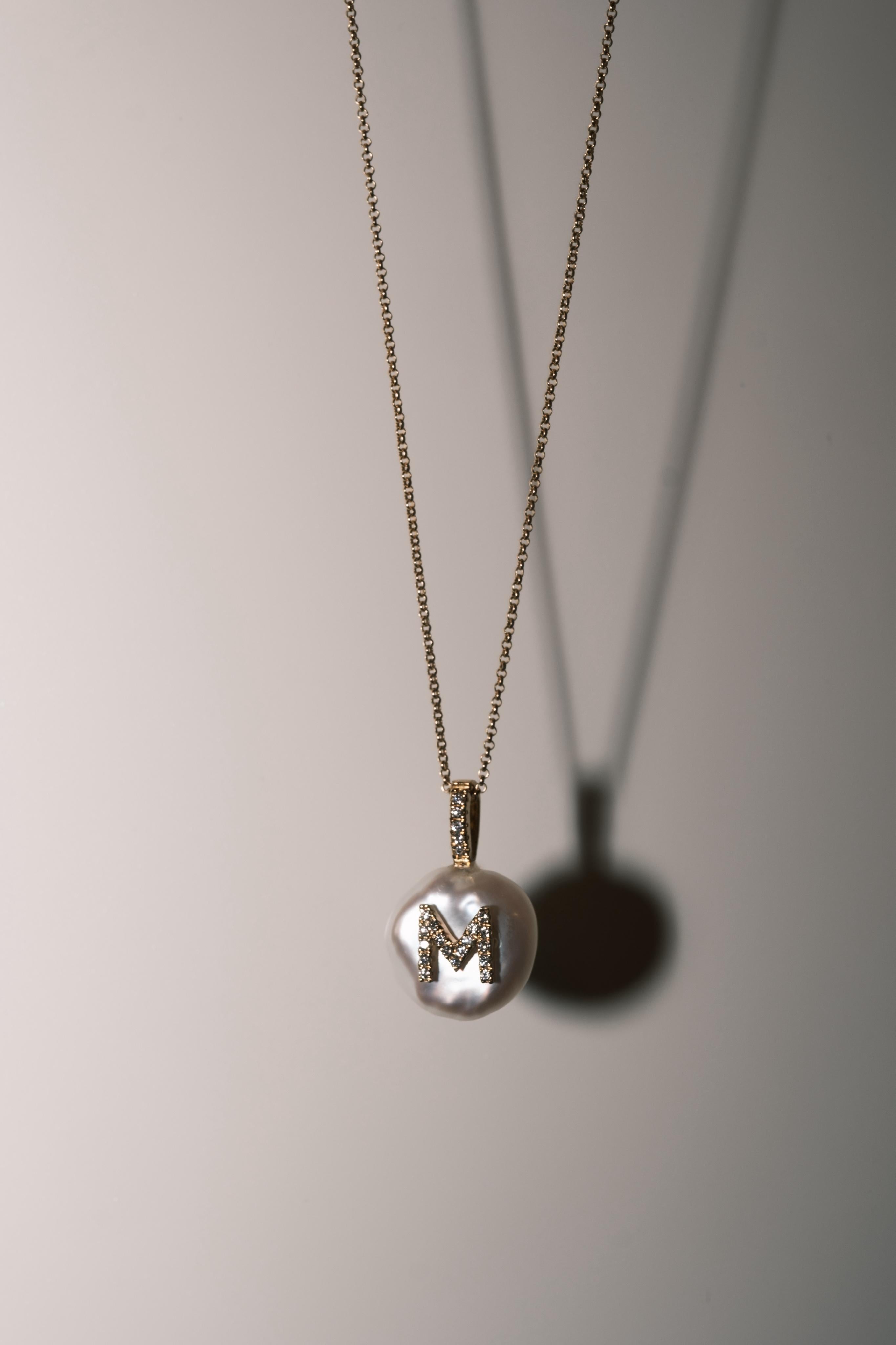 Contemporain Collier de perles initiales lettre M, diamants naturels 18 carats, chaîne de 17 pouces en vente