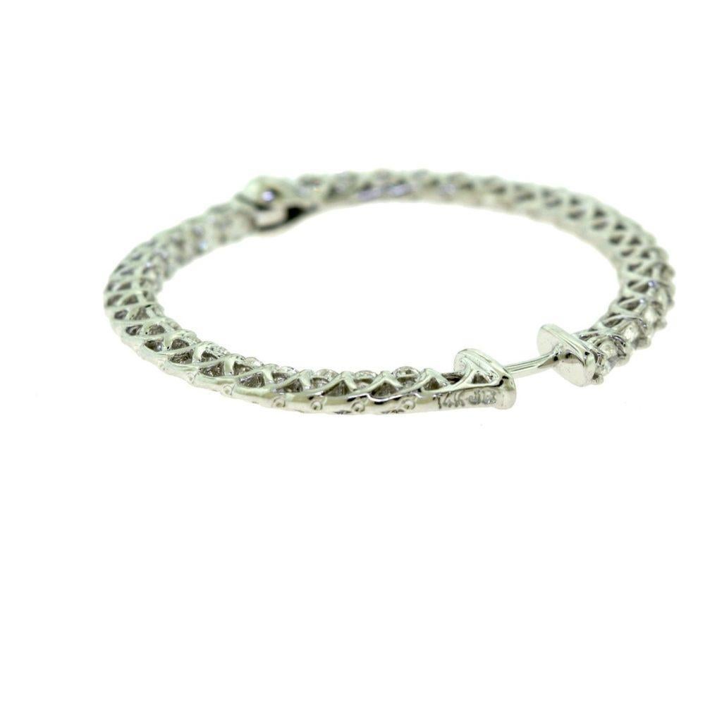 Orecchini a cerchio con diamante Inside Out

SULL'ARTICOLO:

- Tema: Orecchini a cerchio
- Metallo: Oro bianco
- Purezza del metallo: 14k
- A. Stone: 72 diamanti rotondi taglio Brilliante, 36 diamanti per ogni cerchio (18 all'interno e 18