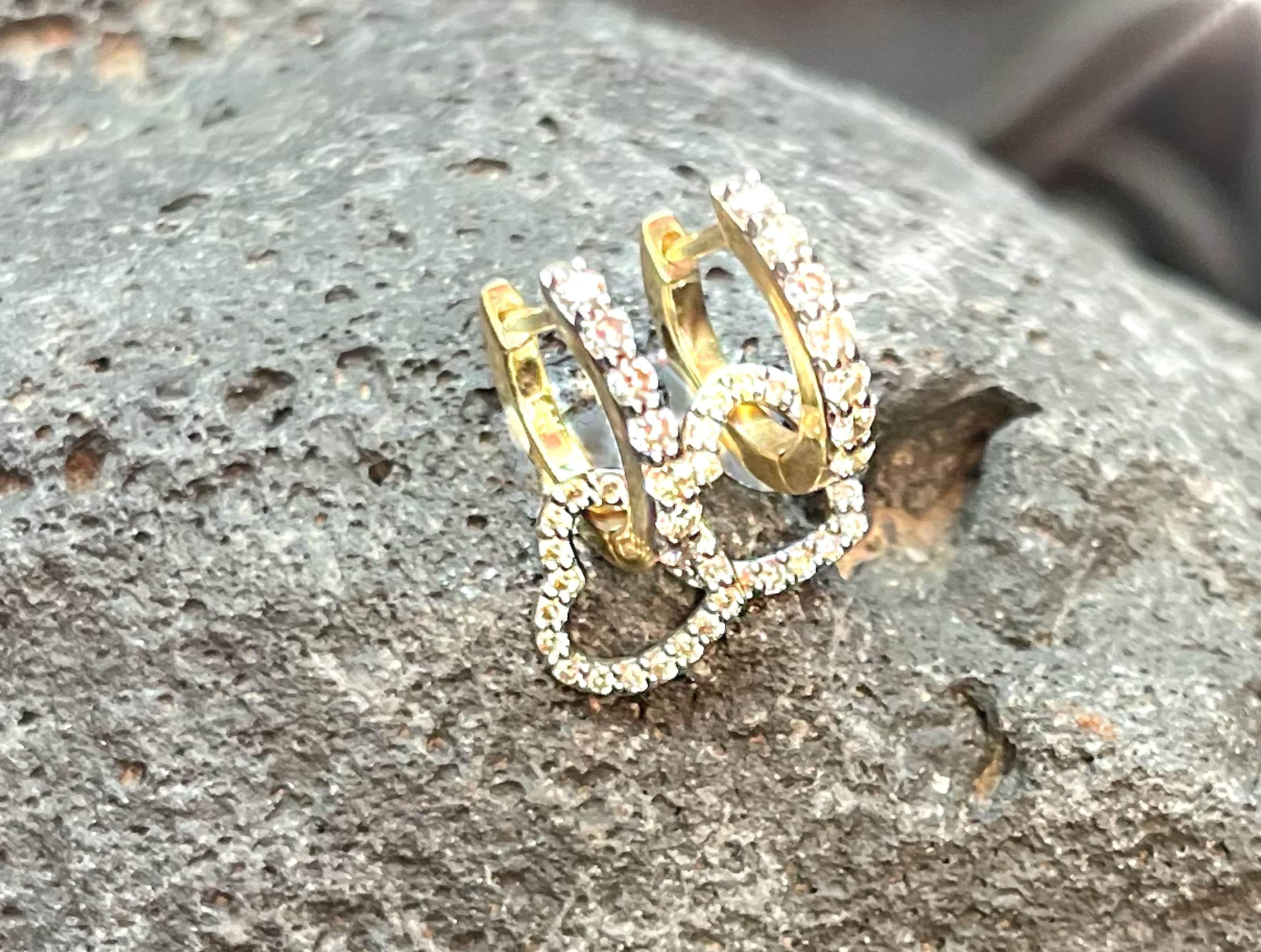 Estos elegantes pendientes de aro de oro amarillo de 14 quilates con diamantes entrelazados ofrecen un encanto y una sofisticación atemporales, perfectos para cualquier ocasión especial. Elaborados en oro amarillo de 14 quilates, los diamantes