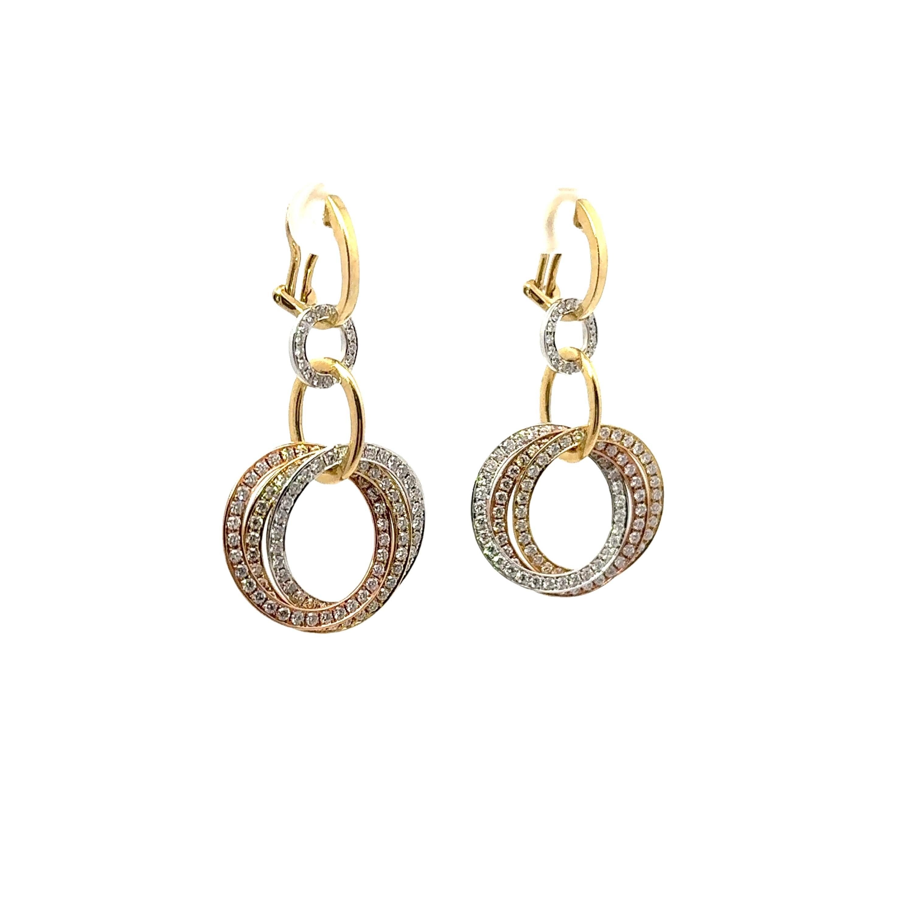 Elaborados en una mezcla de oro de 18 quilates, oro rosa, oro blanco y oro amarillo, estos pendientes colgantes son un complemento cautivador para cualquier colección. Con 4,22 quilates de diamantes blancos redondos talla brillante, los pendientes
