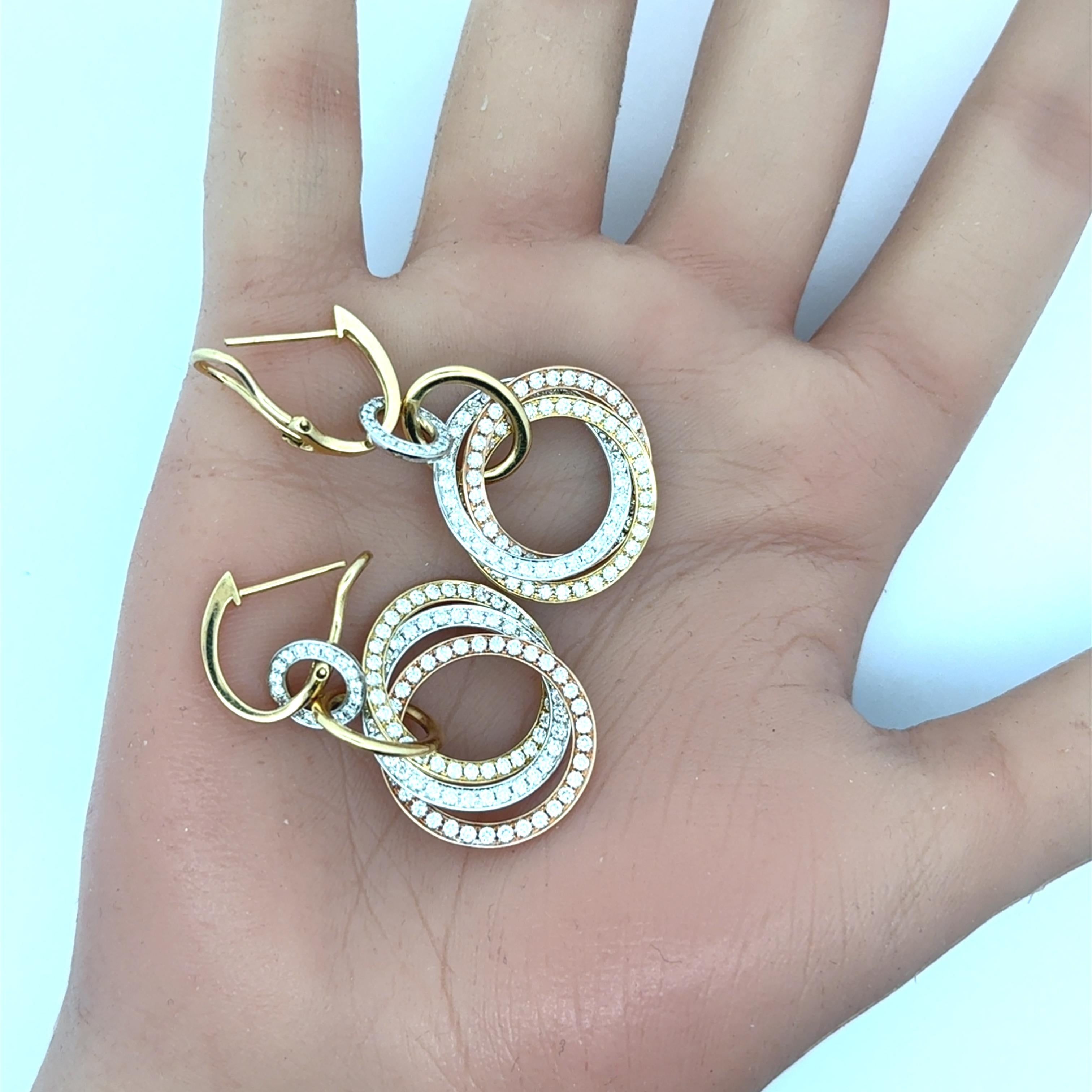 Pendientes de oro tricolor de 18 quilates en forma de aro con diamantes entrelazados Corte redondo en venta