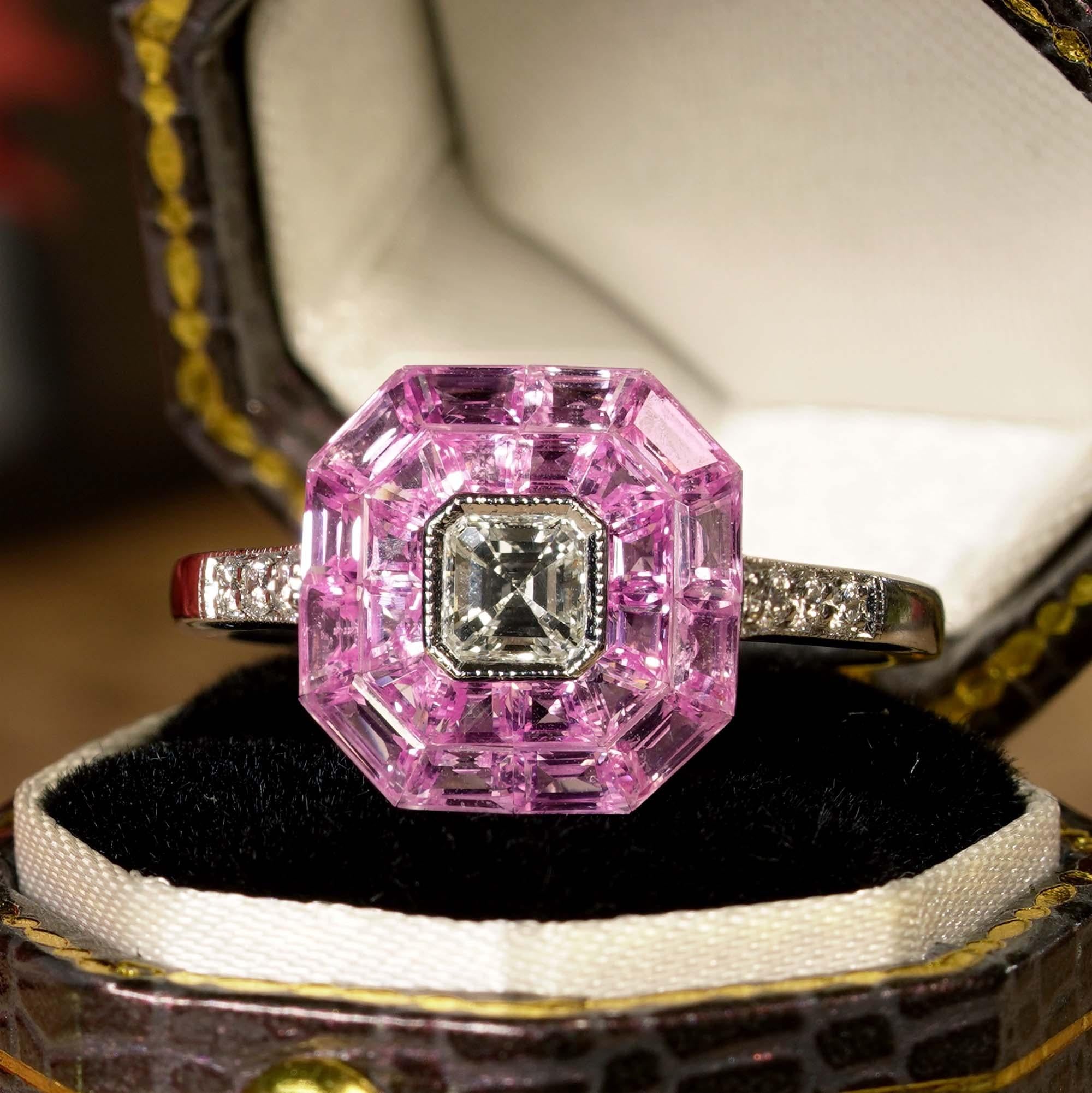 In der Mitte dieses exquisiten Schmuckstücks befindet sich ein faszinierender Diamant im Asscher-Schliff mit 0,3 Karat, der für seine einzigartigen Facetten bekannt ist, die ein fesselndes Lichtspiel erzeugen. Um den Diamanten herum befinden sich