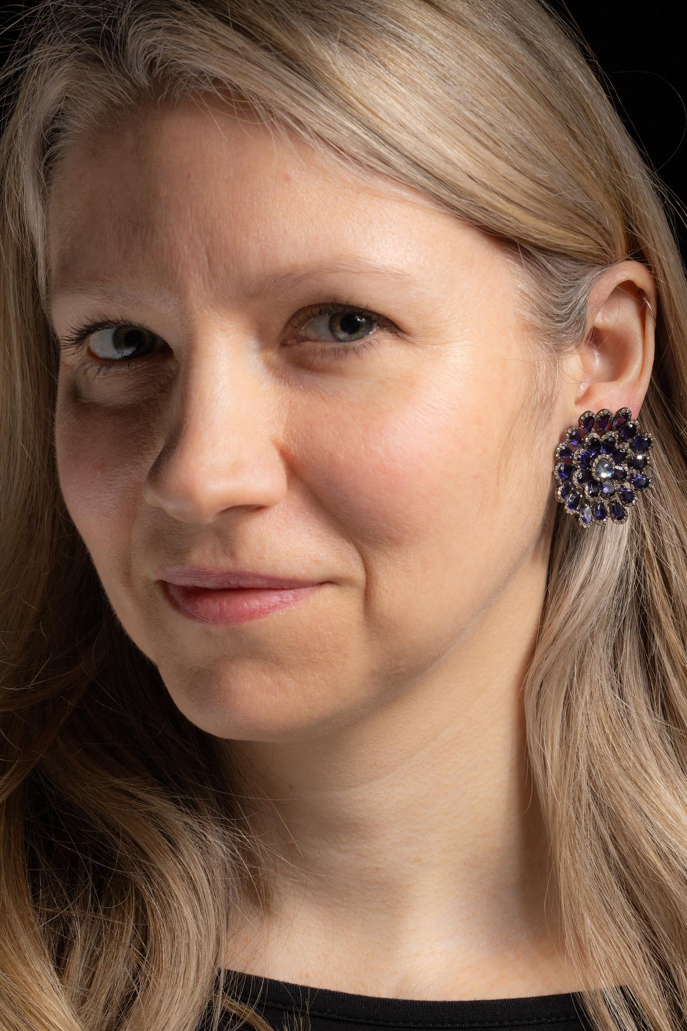 Taglio a goccia Orecchini a perno con diamante, iolite e pietra di luna in vendita