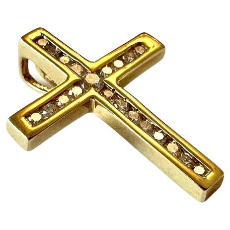 Marvelous cross in yellow gold decorated with 21 brilliant cut white diamonds for a total of 0.25ct. Created in Italy, this beautiful pendant impresses with its beauty and charm also thanks to the particular way of inserting the stones called