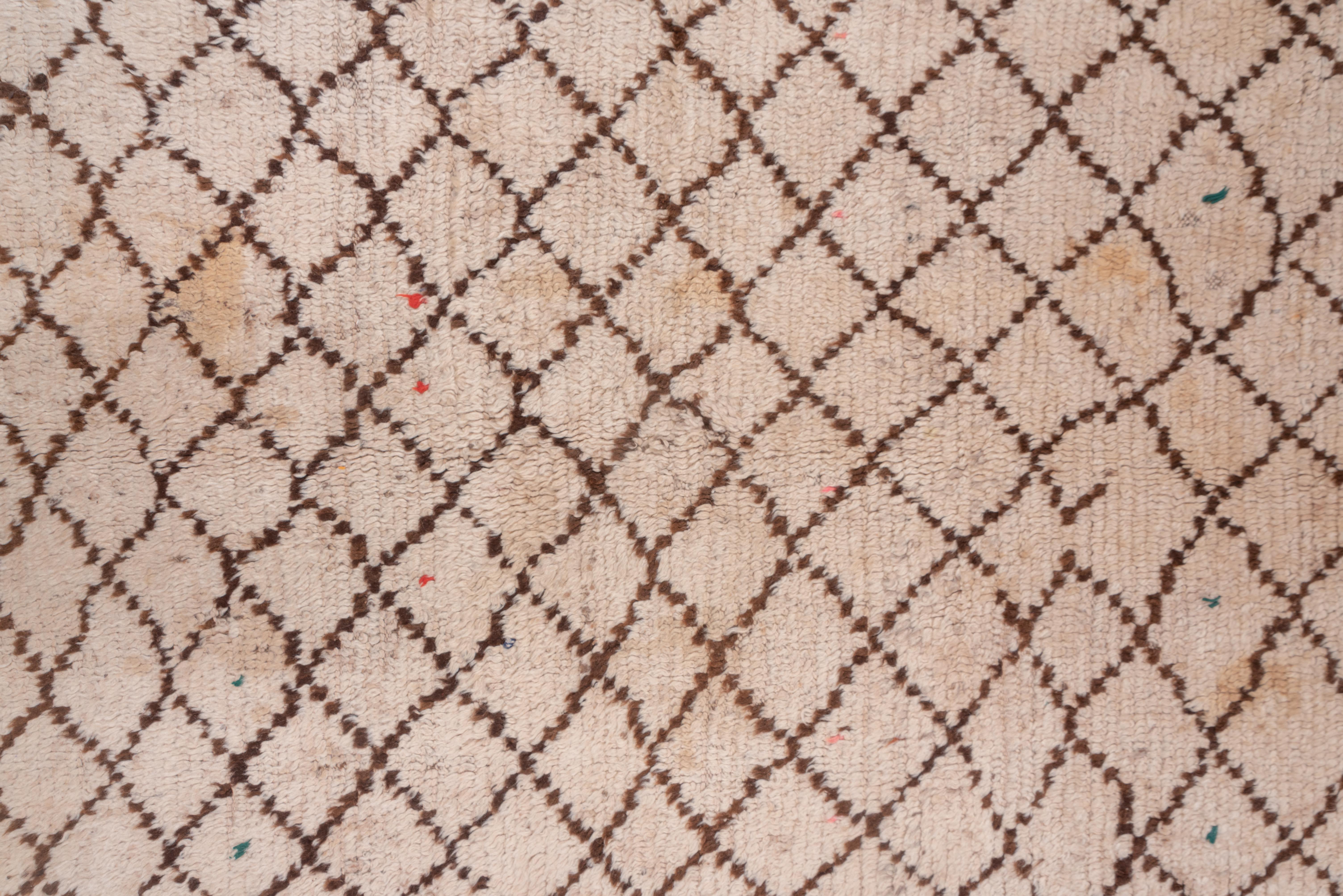 Gitterteppich auf elfenbeinfarbenem, cremefarbenem Feld mit reicher schwarzer Rautenwolle im gesamten Bereich