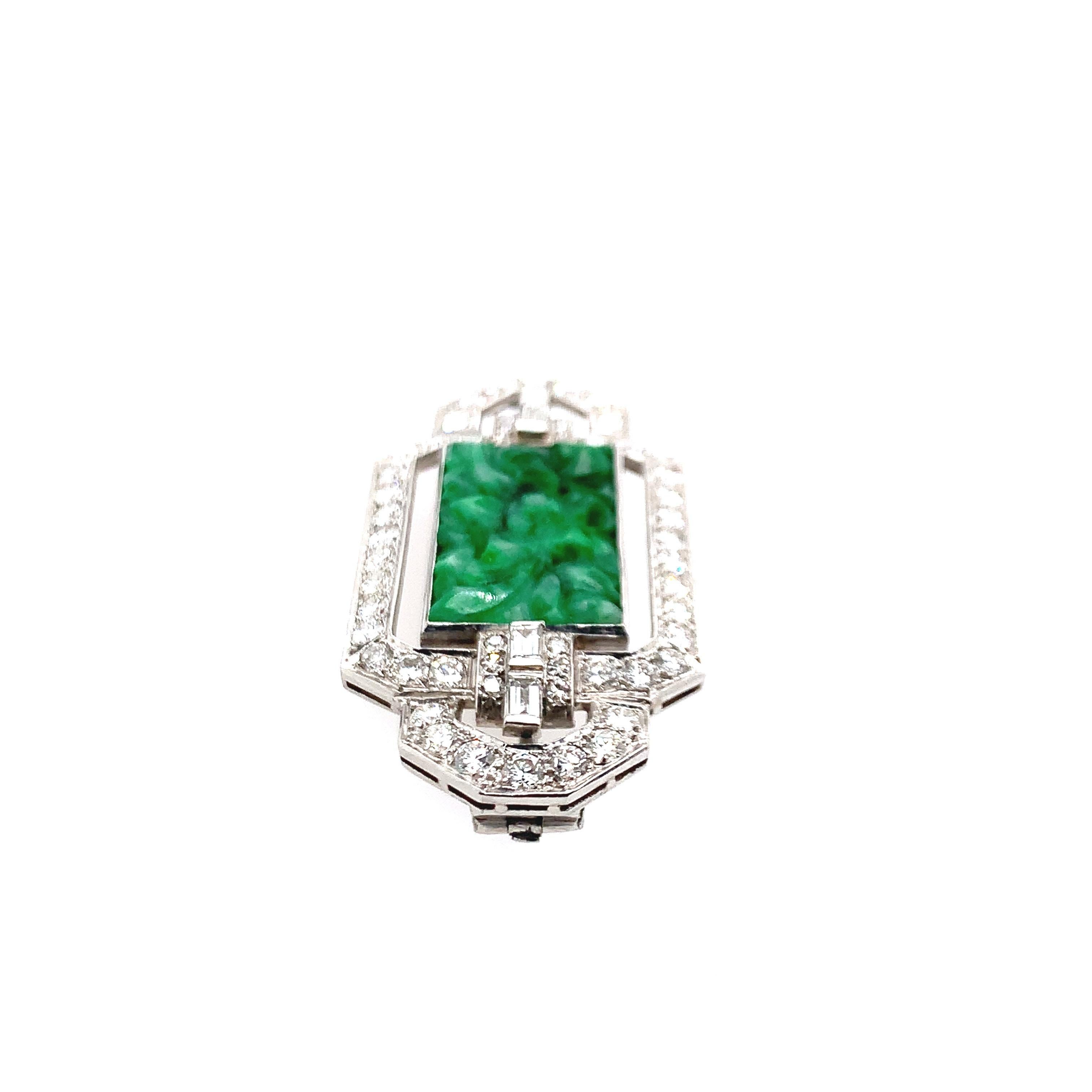 Taille ronde Broche en diamants, jade et platine en vente
