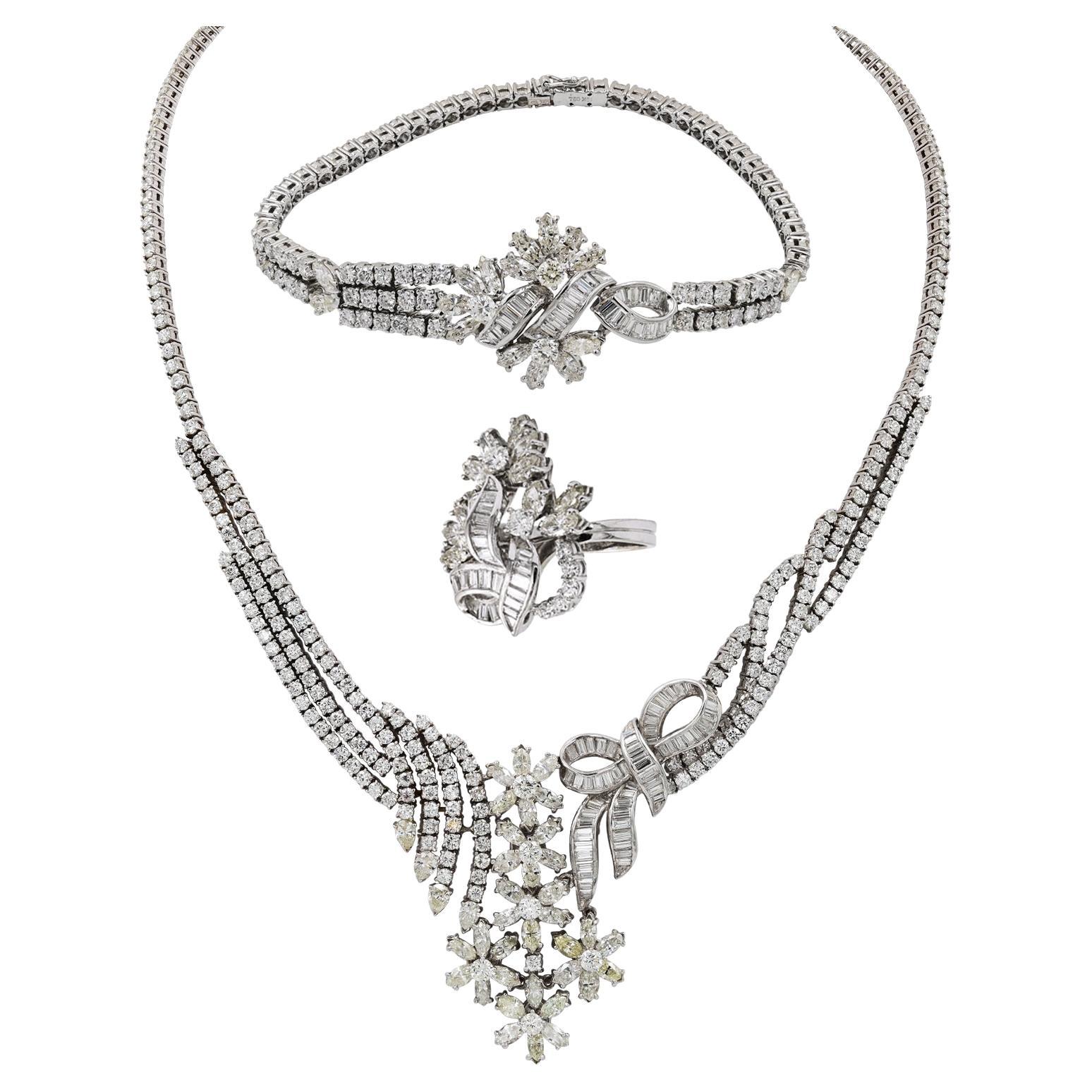 Suite de bijoux en or blanc 18 carats avec collier et bague en diamants en vente
