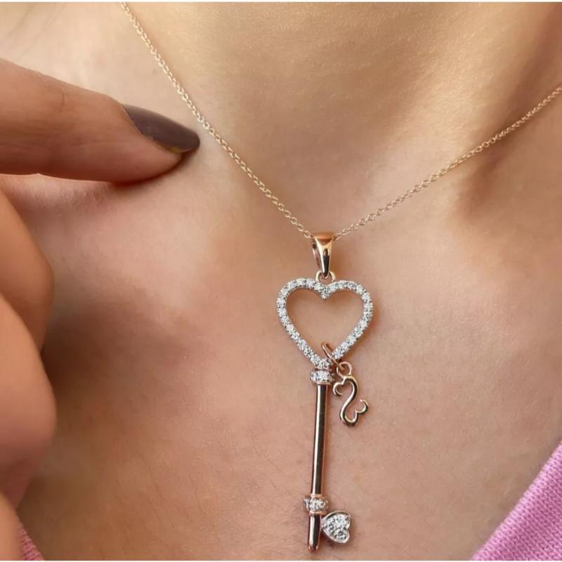 Collana con chiave di diamante Collana a cuore in oro massiccio 14k Regalo di Natale per le donne 

Leggero, può essere indossato tutti i giorni

Informazioni aggiuntive:
Condit: Nuovo senza etichette: Un articolo nuovo di zecca, non usato e non