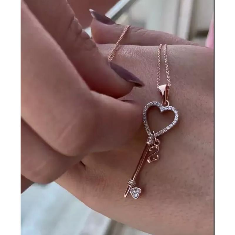 Taglio rotondo Collana con ciondolo a forma di chiave con diamante in oro massiccio 14k in vendita