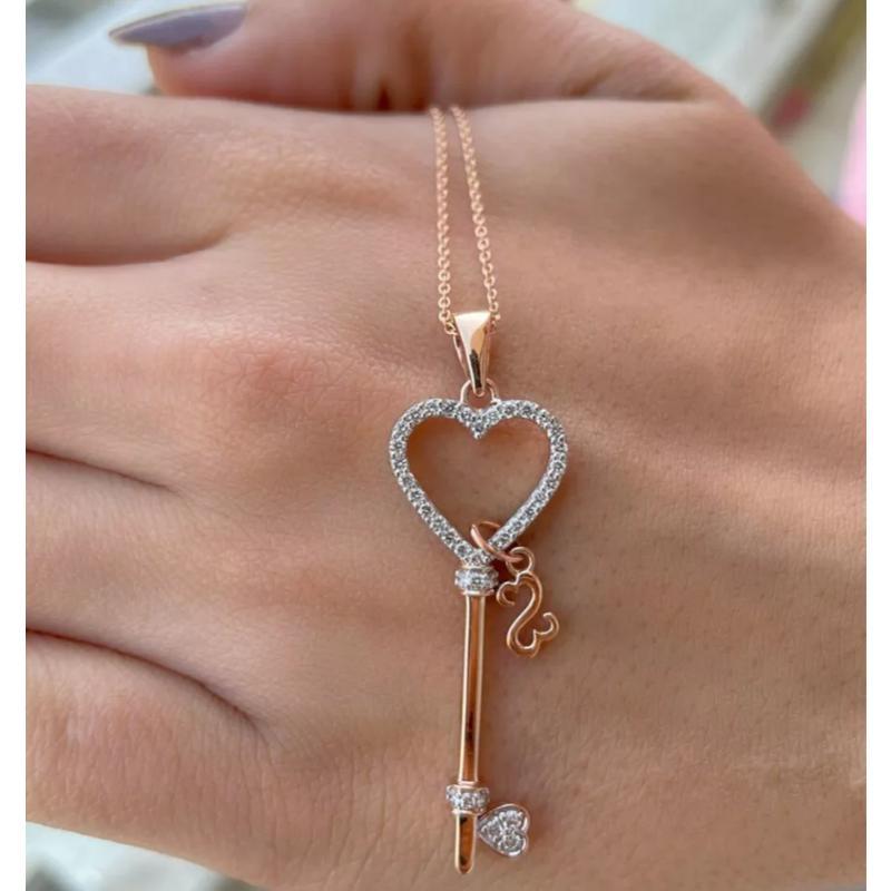 Collana con ciondolo a forma di chiave con diamante in oro massiccio 14k In condizioni Nuovo in vendita a Chicago, IL