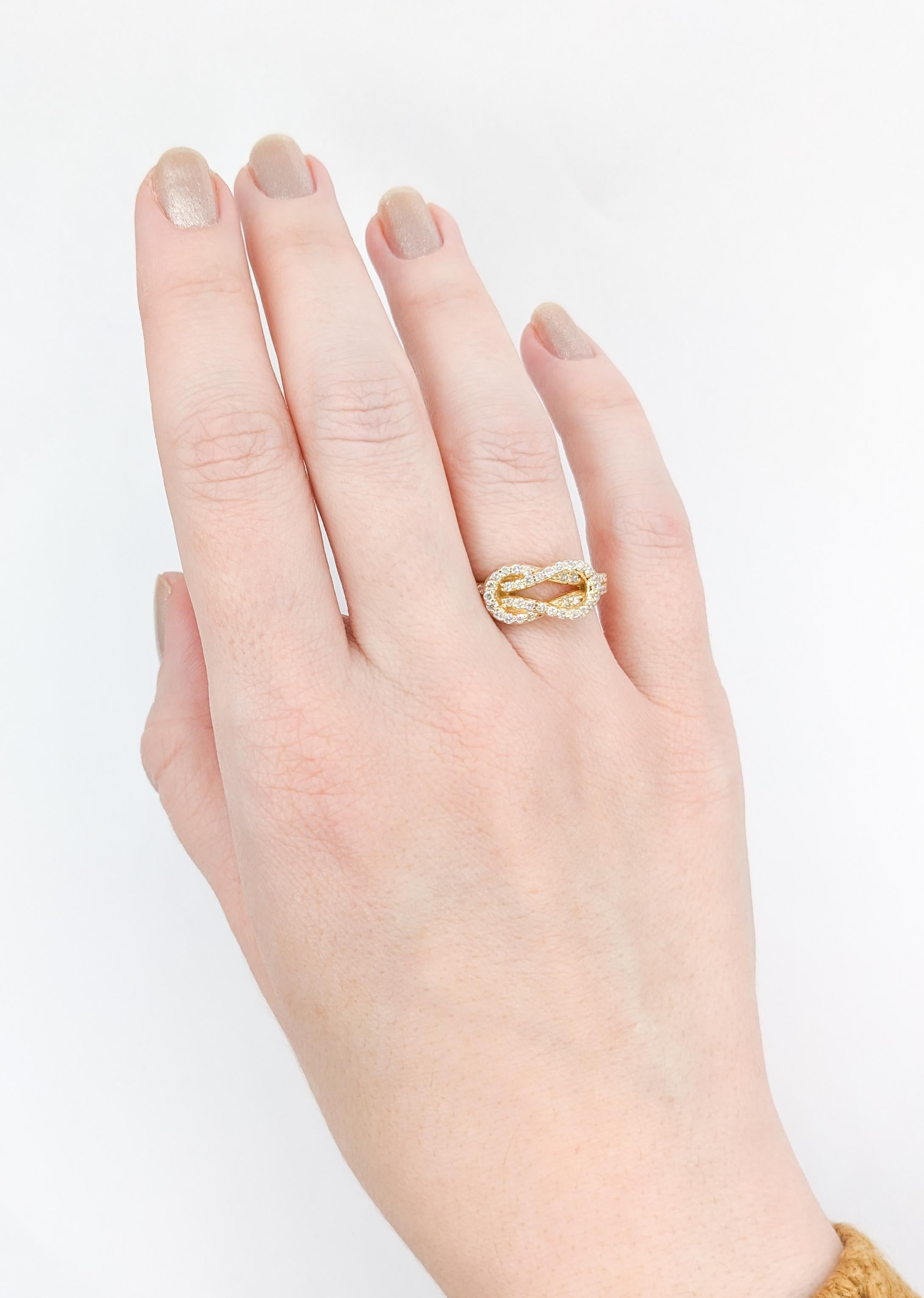 Diamantknotenring aus 14K Gold

Erhöhen Sie Ihren Stil mit diesem atemberaubenden Diamantknotenring aus strahlendem 14-karätigem Gelbgold, der sorgfältig gefertigt wurde. Diese funkelnden Edelsteine sind mit einem bezaubernden Ensemble runder