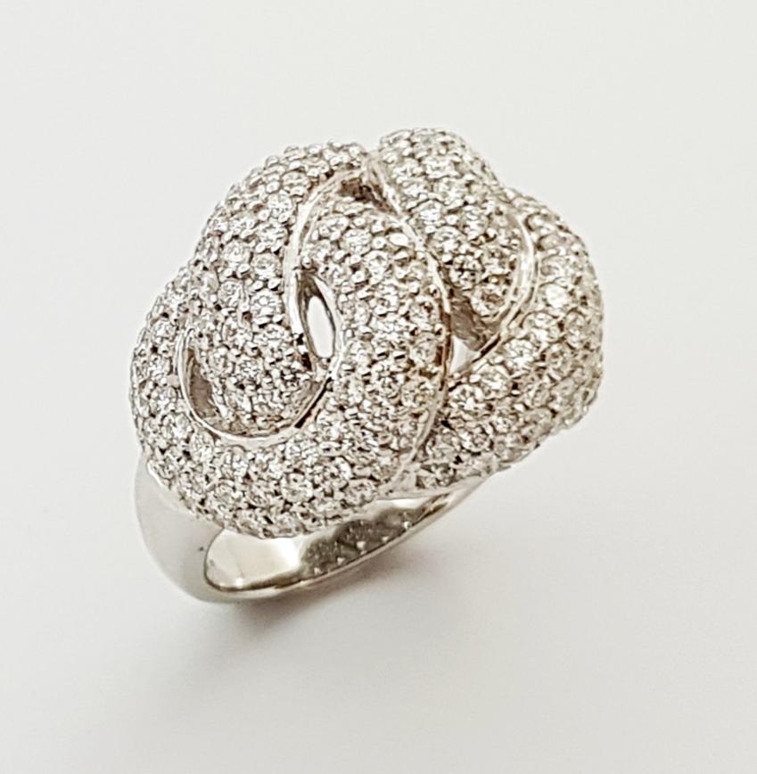 Diamond Knot Ring Set in 18 Karat White Gold Settings For Sale 1