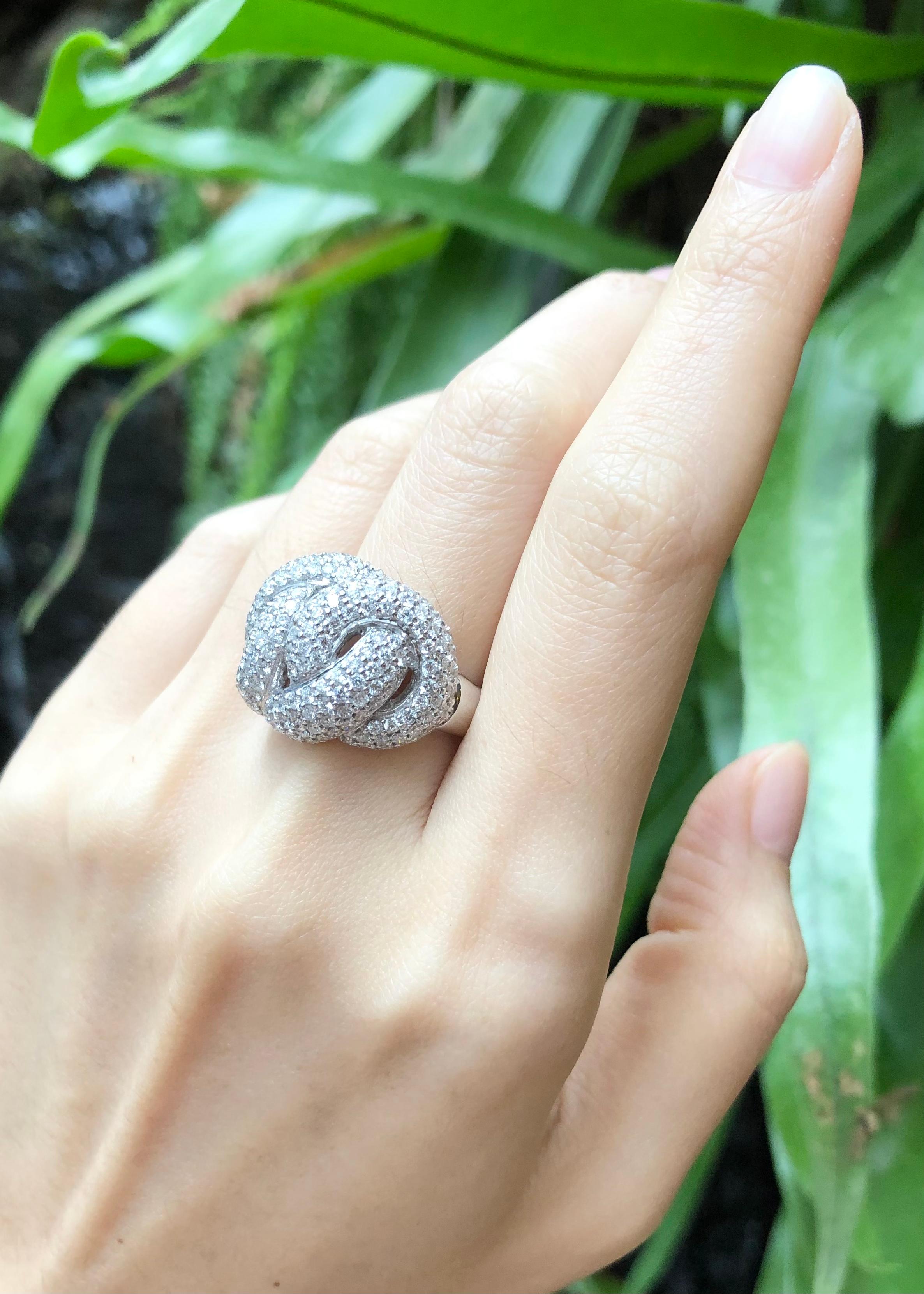 Bague avec diamants de 2,60 carats sertis dans de l'or blanc 18 carats

Largeur :  2.1 cm 
Longueur : 1,7 cm
Taille de l'anneau : 51
Poids total : 7.5712.77

