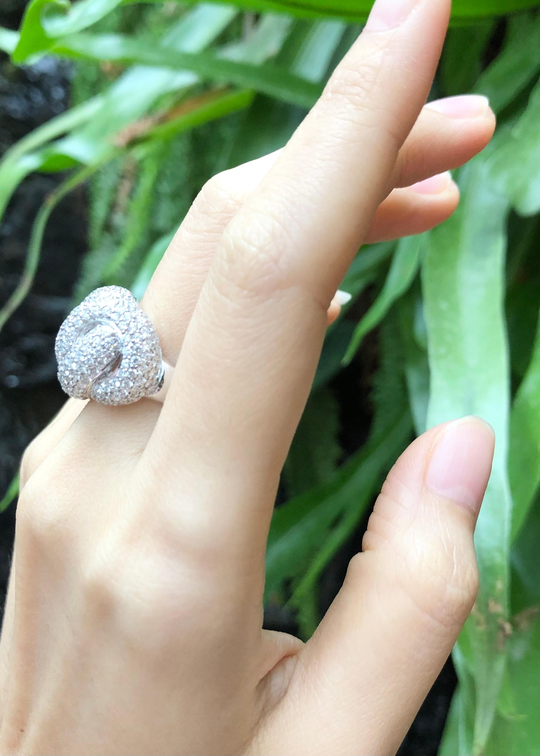 Bague à nœud de diamant sertie dans des montures en or blanc 18 carats en vente 1