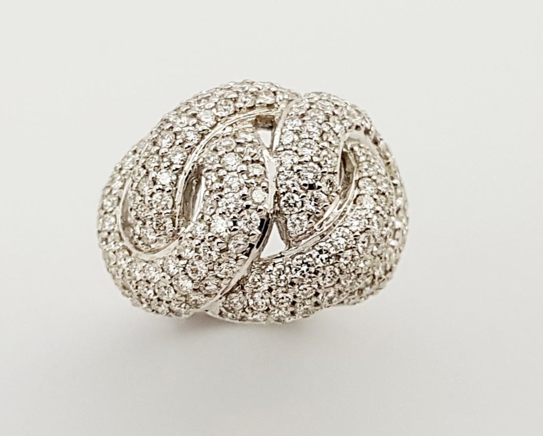 Diamond Knot Ring Set in 18 Karat White Gold Settings In New Condition For Sale In Bangkok, TH