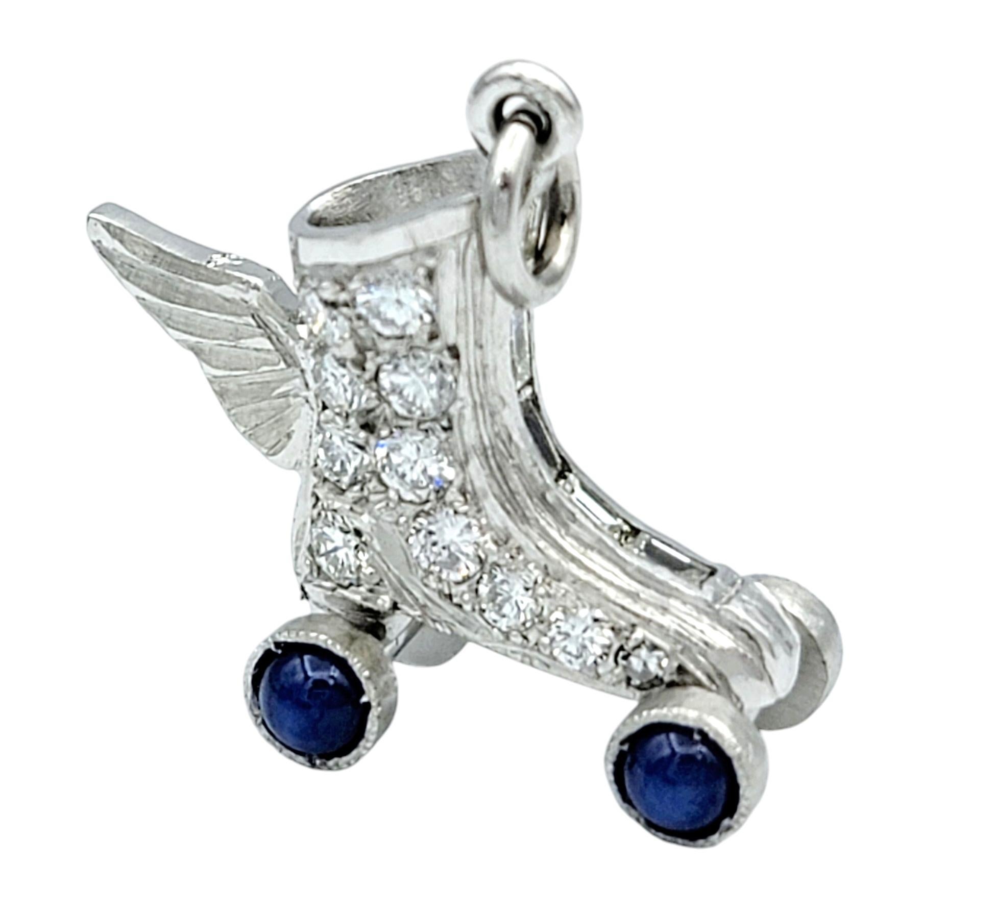 Scatena il tuo spirito giocoso con questo incantevole ciondolo a forma di pattino a rotelle, un pezzo stravagante che fonde in modo meraviglioso divertimento e raffinatezza. Realizzato in platino lucido, questo ciondolo unico presenta intricati