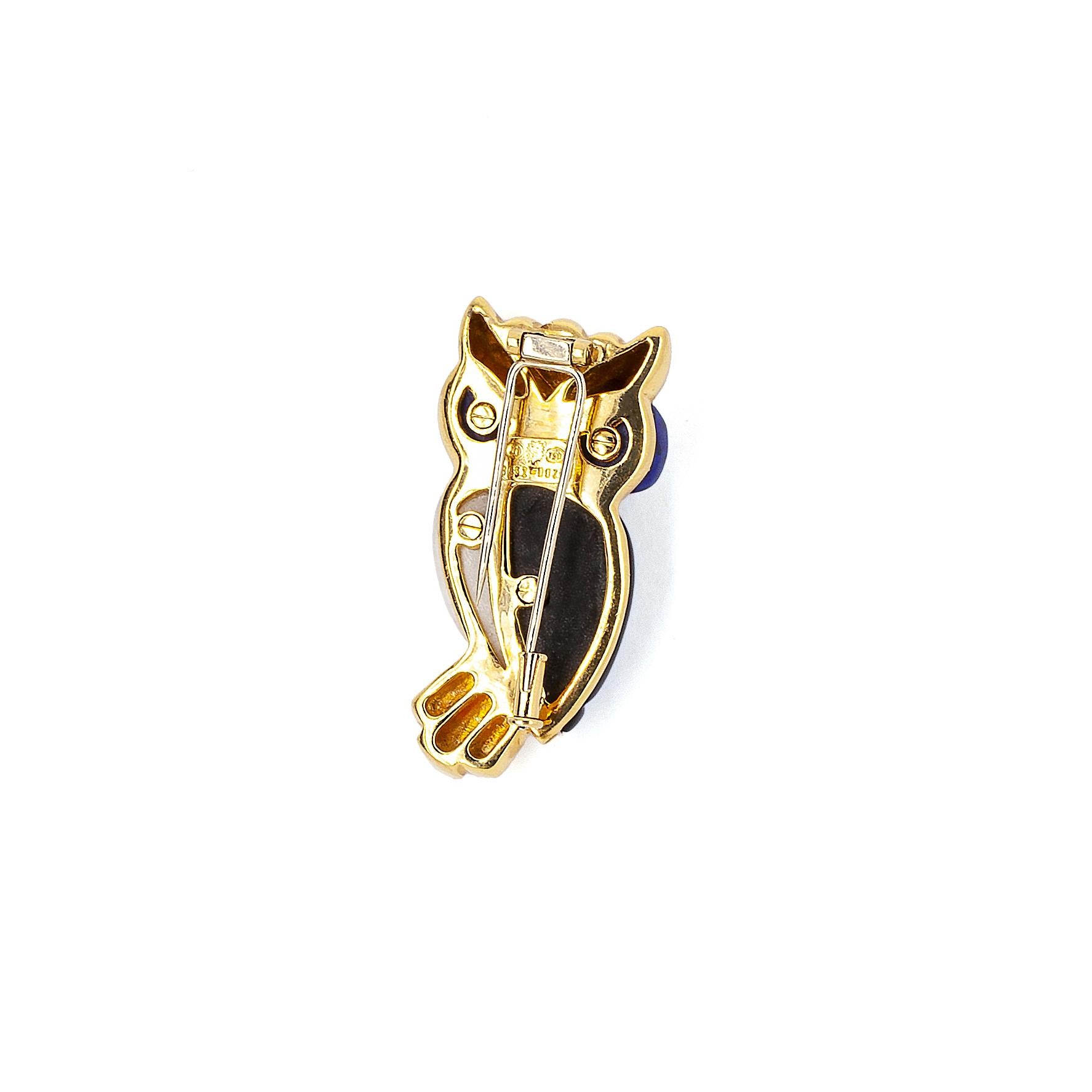 Ajoutez une touche d'espièglerie à votre collection de bijoux avec cette adorable broche clip hibou en or jaune 18 carats.

De magnifiques scintillements proviennent des yeux de la chouette, créés à l'aide de deux diamants ronds de taille brillant