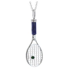 Collier pendentif raquette de tennis en or blanc 18 carats avec diamants et lapis-lazuli et breloque en émeraude