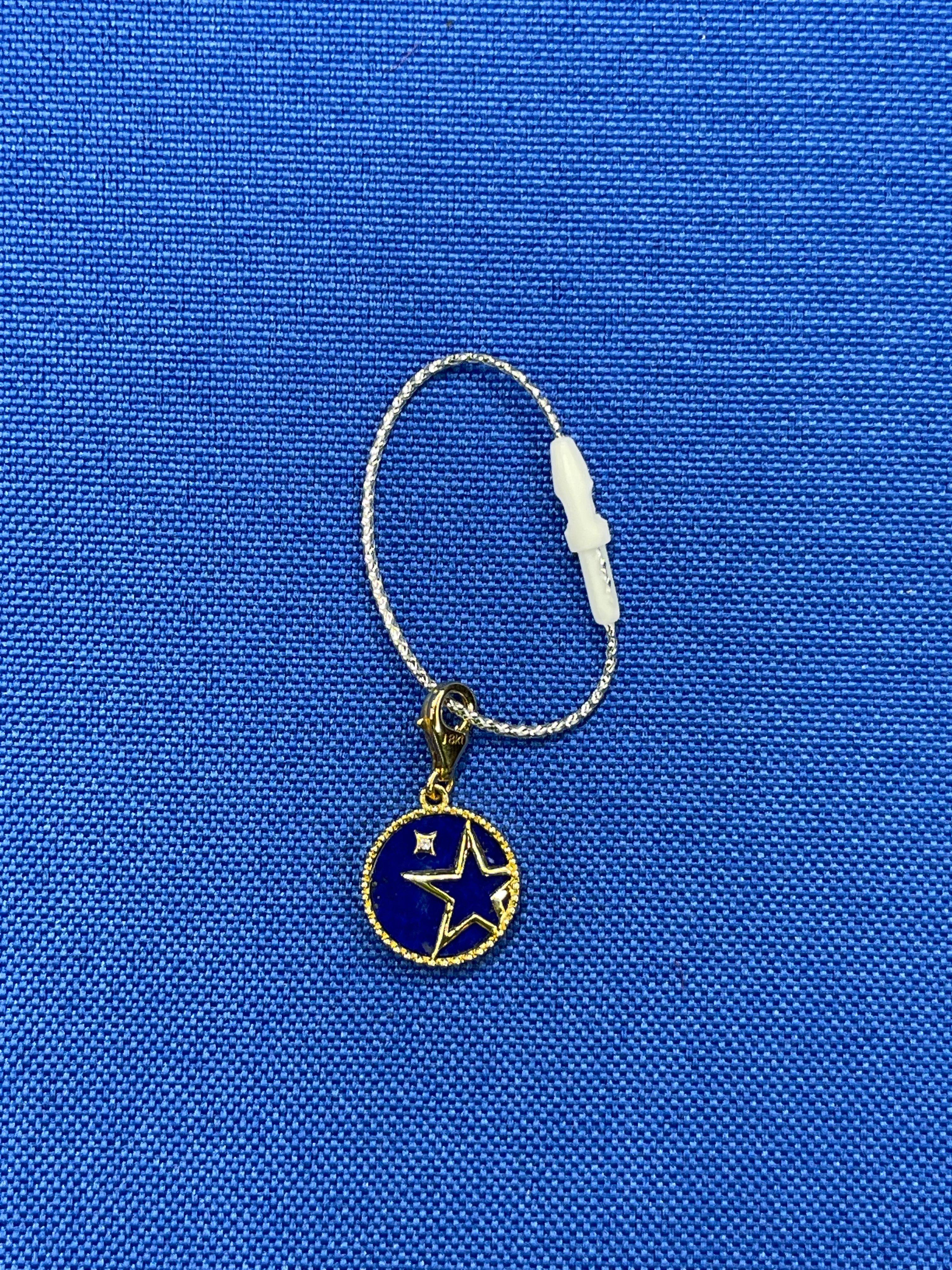 Moderno Ciondolo con medaglione in oro giallo con diamante, lapislazzuli blu e stella cadente del cielo in vendita