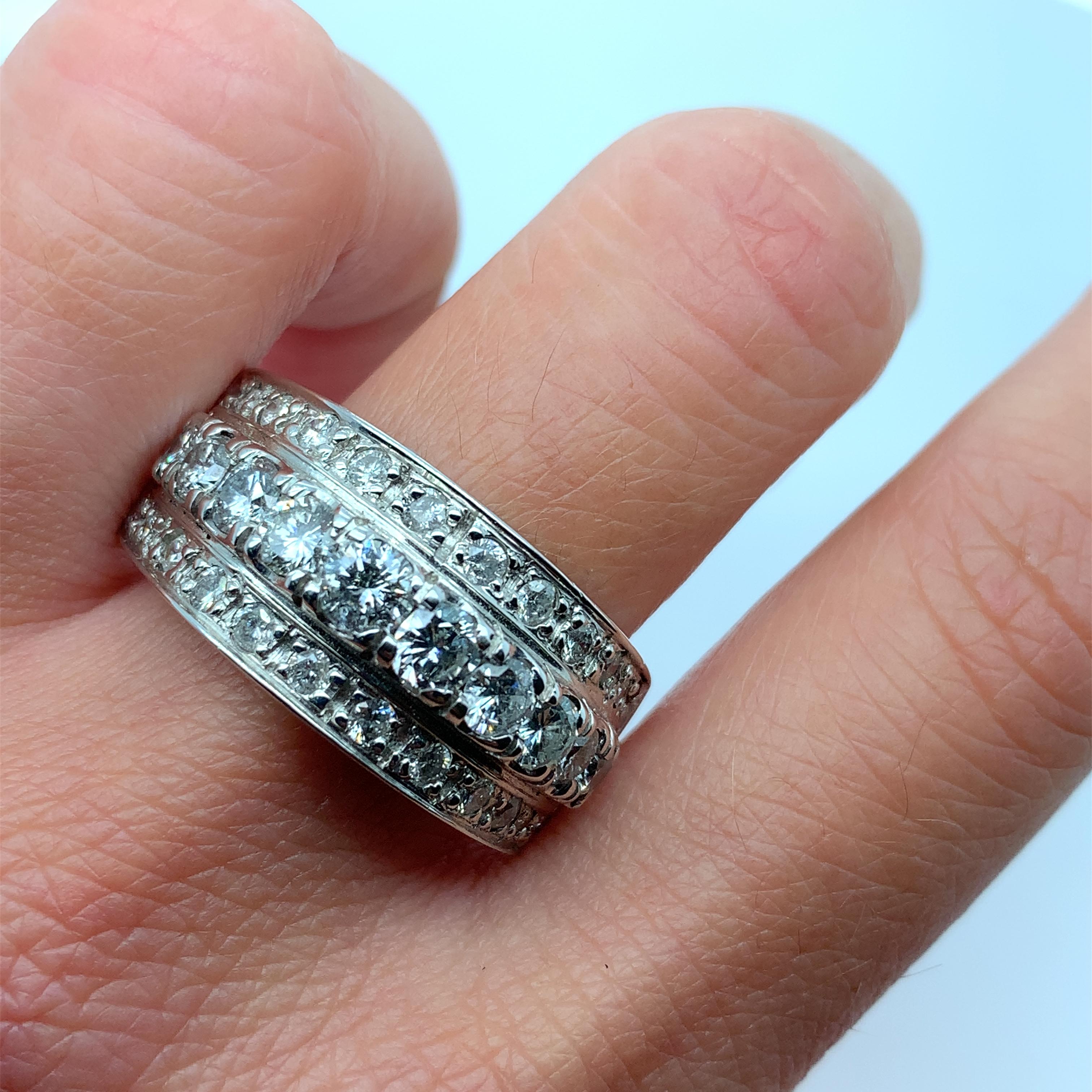
Anello unisex a fascia larga con 2,20 carati di diamanti in oro bianco 14k.

Diamante a fascia larga di colore F/G e purezza VS1.
 Larghezza della banda circa 11,5-7,9 mm
Realizzato a mano a Londra 
L'anello può essere ridimensionato.
Peso