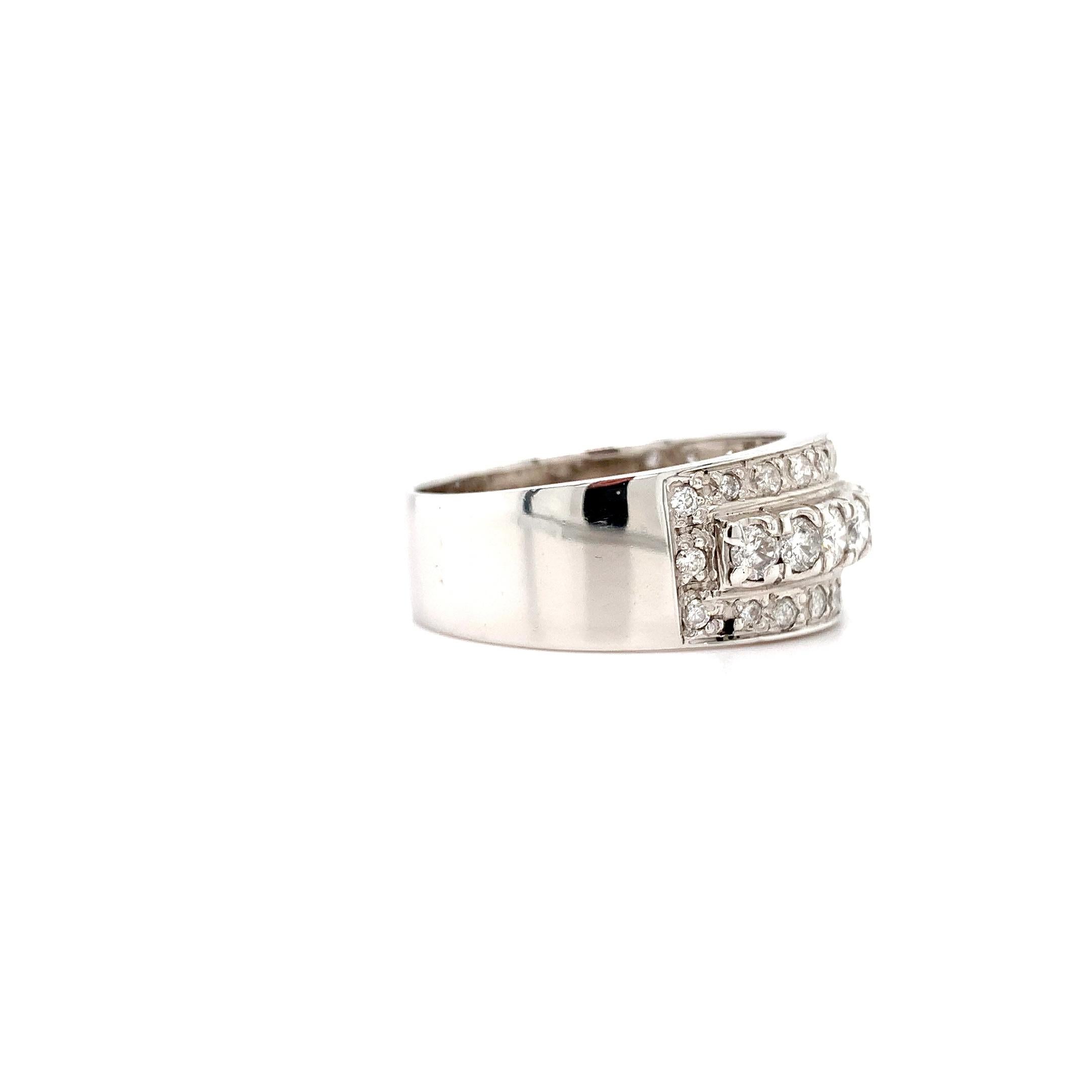 Taglio rotondo Anello da cocktail unisex con tre file di diamanti in oro bianco 14k in vendita