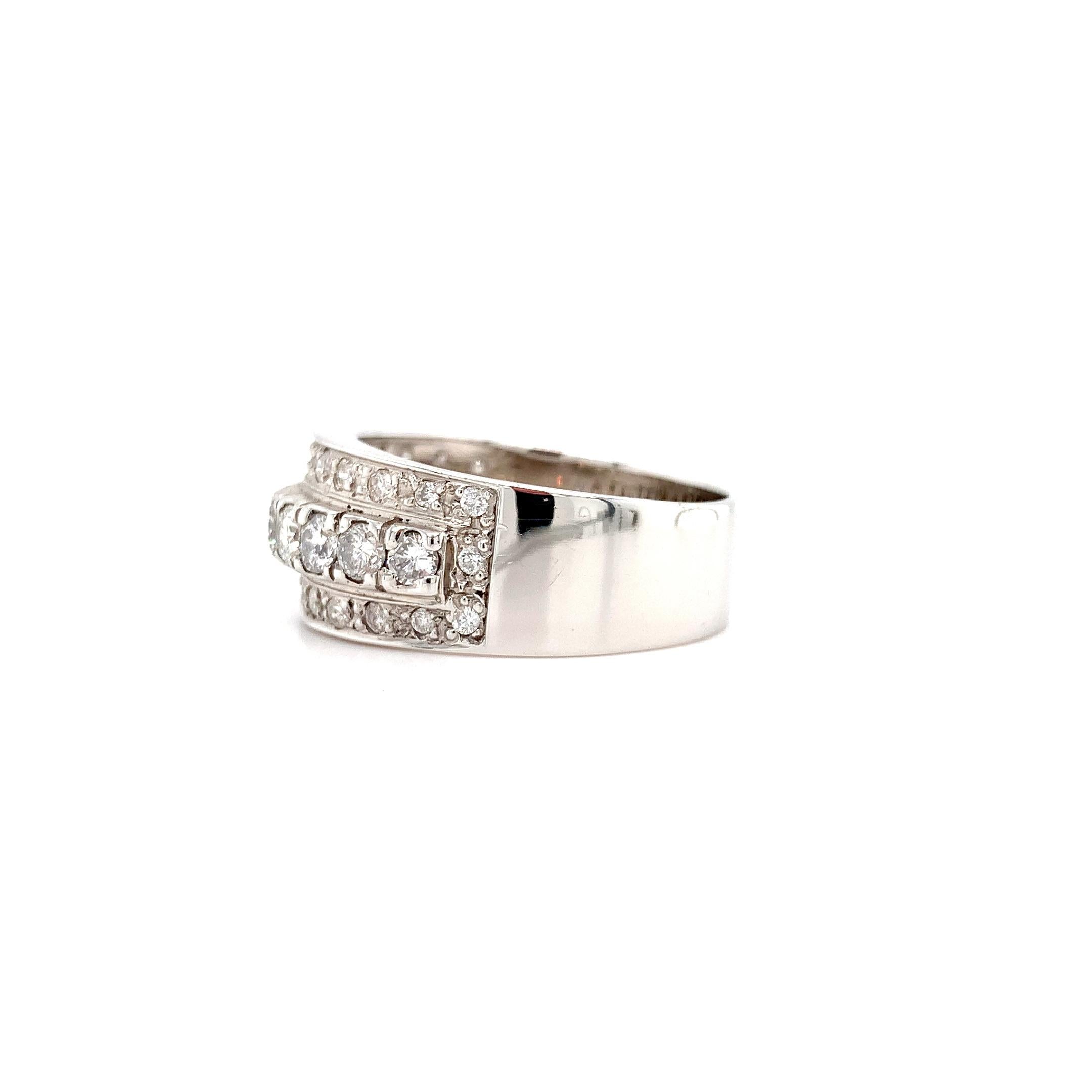 Anello da cocktail unisex con tre file di diamanti in oro bianco 14k In condizioni Nuovo in vendita a London, GB
