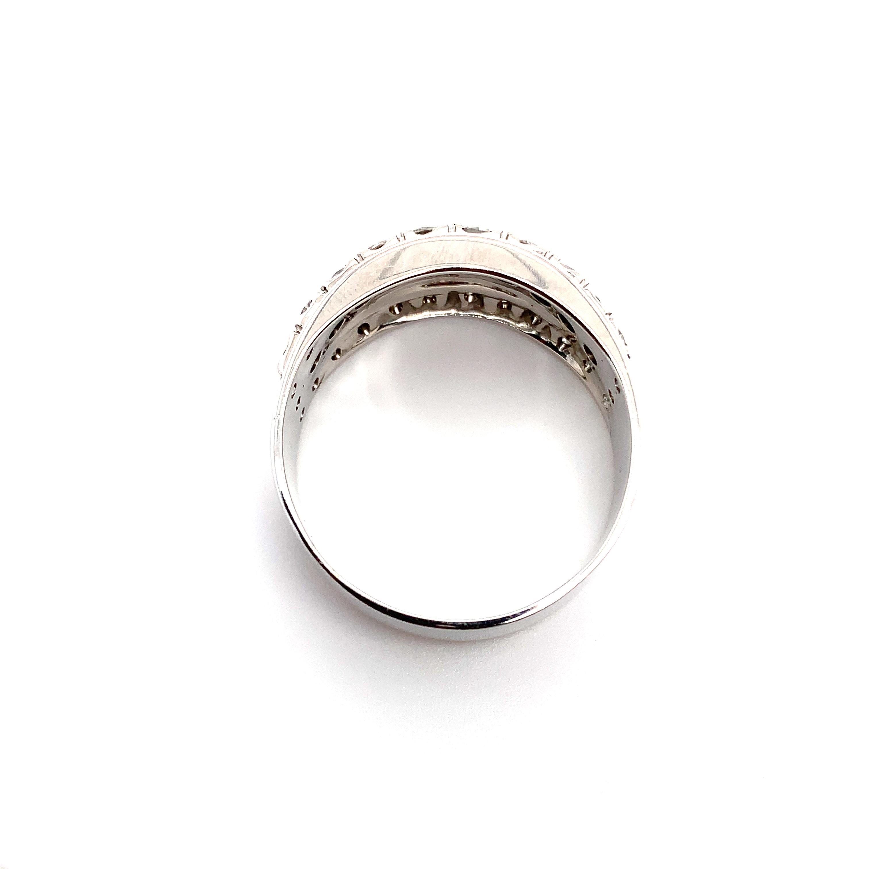 Donna Anello da cocktail unisex con tre file di diamanti in oro bianco 14k in vendita