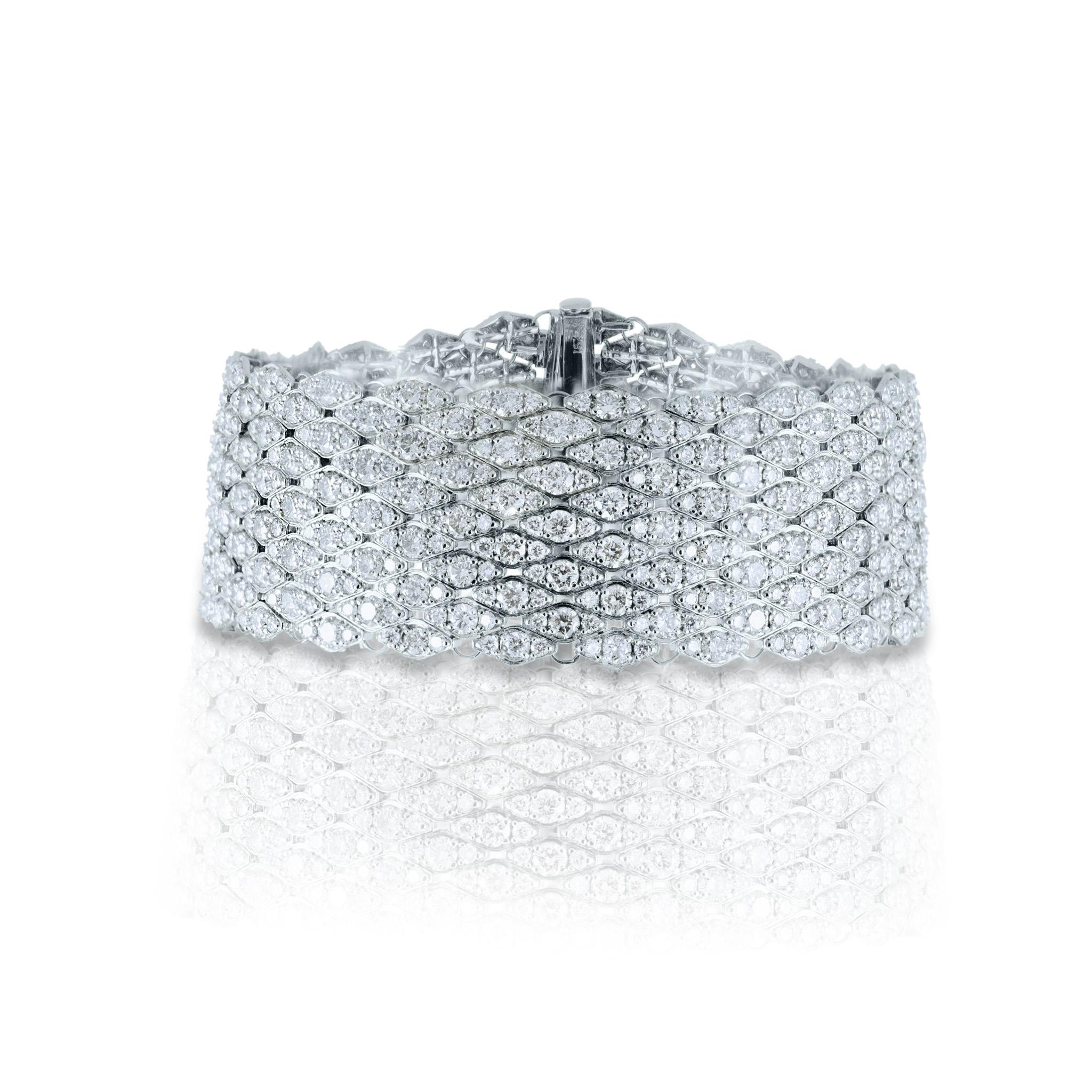 Expression exquise du savoir-faire et de la brillance, ce large bracelet manchette en treillis rayonne d'élégance et de sophistication. Serti dans un riche or jaune 18 carats, le design flexible est entièrement serti à la main de 21,50 carats de