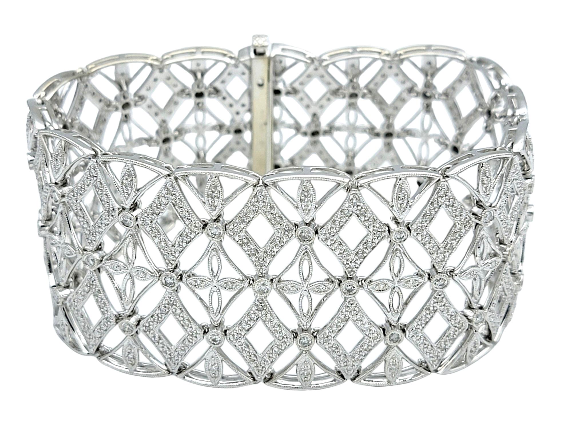 La circonférence intérieure de ce bracelet mesure 6,63 pouces et s'adaptera confortablement à un poignet de 6,5 pouces maximum.

Ce large bracelet en treillis est méticuleusement réalisé en or blanc 14 carats et orné d'une multitude de diamants