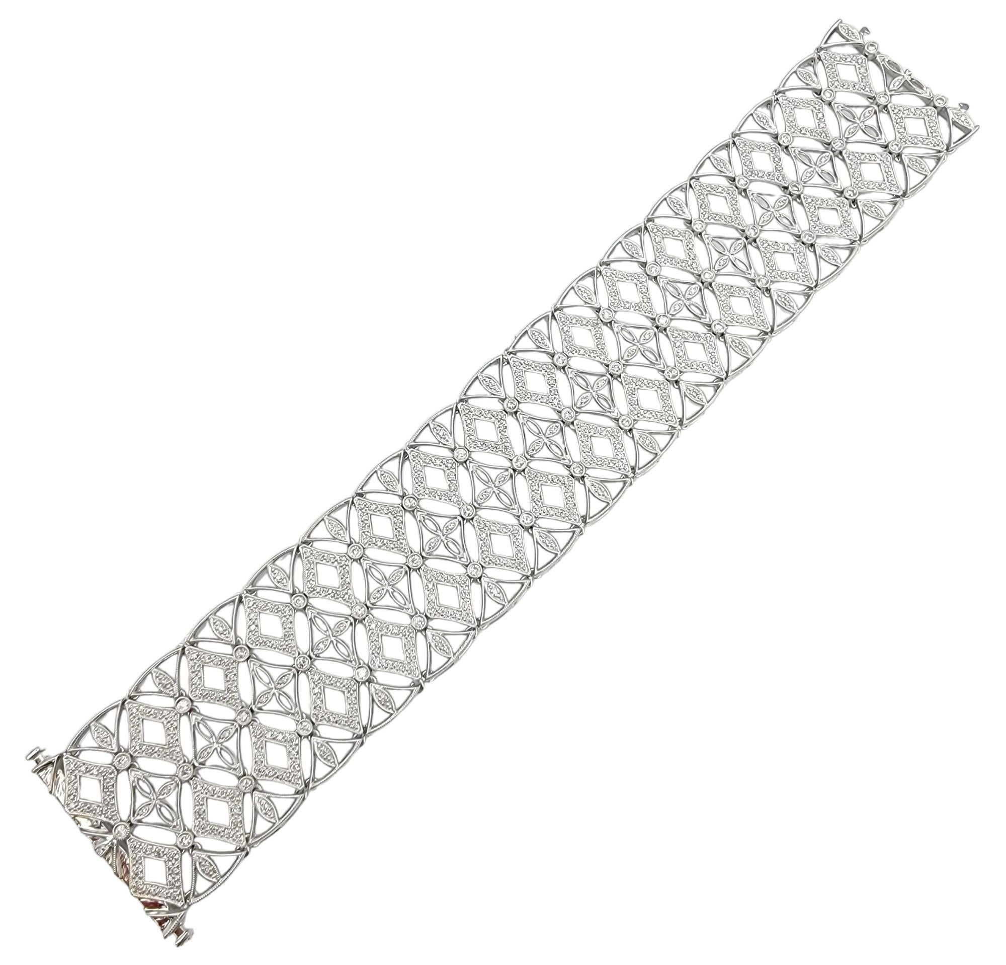 Taille ronde Bracelet large à maillons en or blanc 14 carats, design/One, avec diamants en treillis et grain de sable en vente